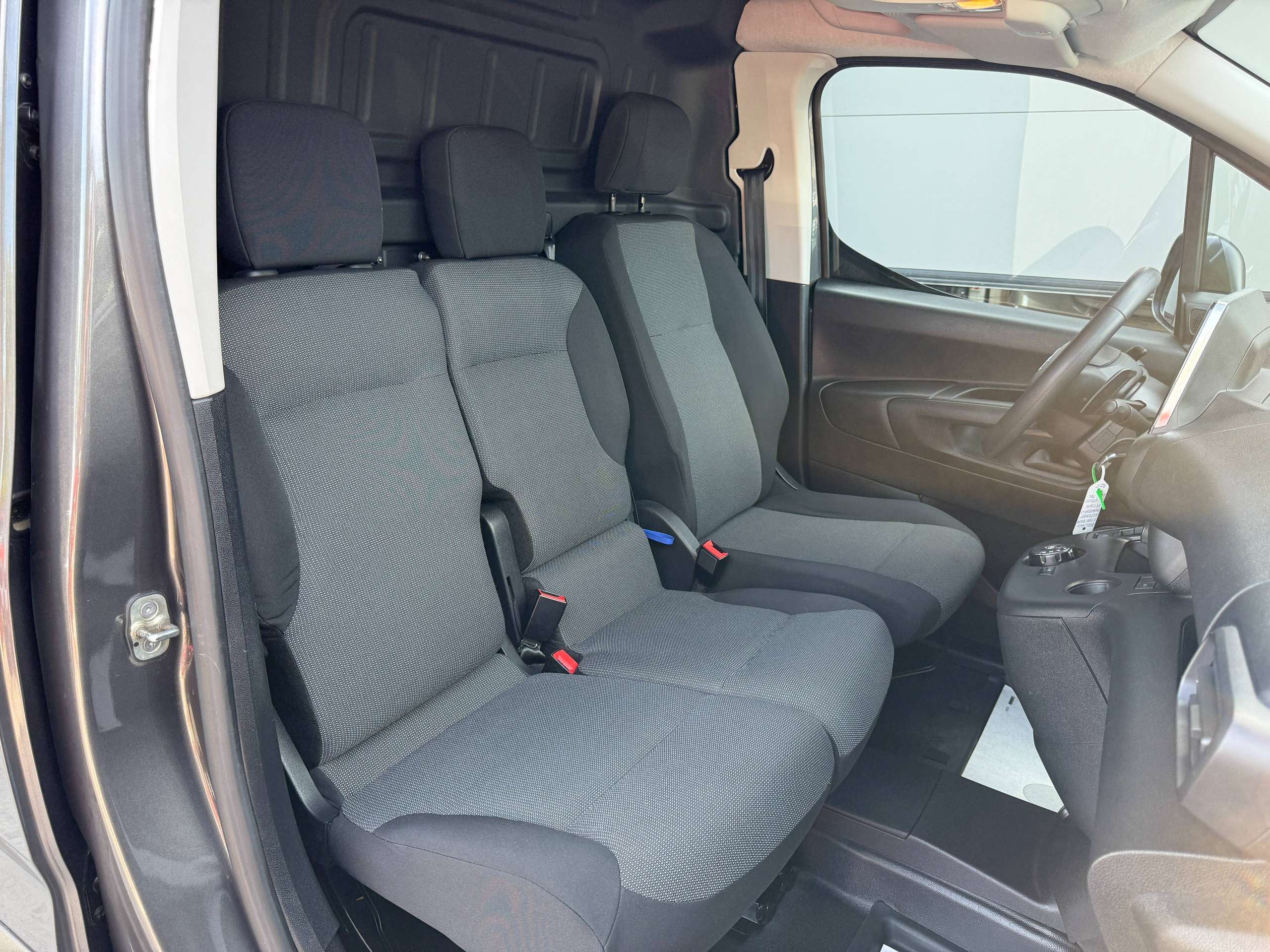 d043cebf-41e1-45f6-8e99-4f2d82d958e231-citroen-berlingo-1-5-bluehdi-xl-l2-automaat-130pk-3-zit-navigatie-pdc-carplay-dab.jpg