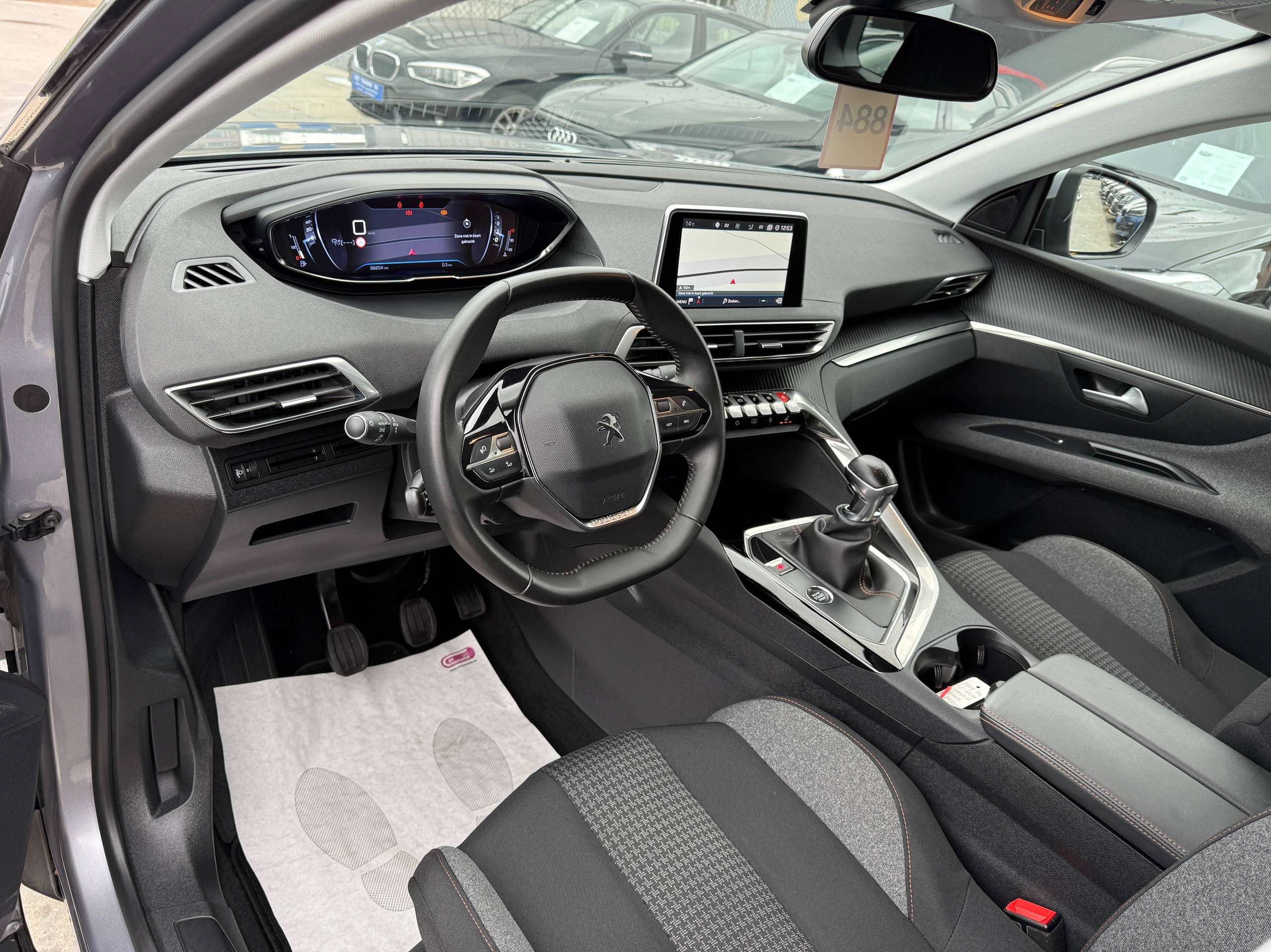 db0f059e-a15b-43d2-8e73-492cb95a460812-peugeot-5008-1-2i-130pk-navigatie-camera-carplay-dab-zetelverwa.jpg