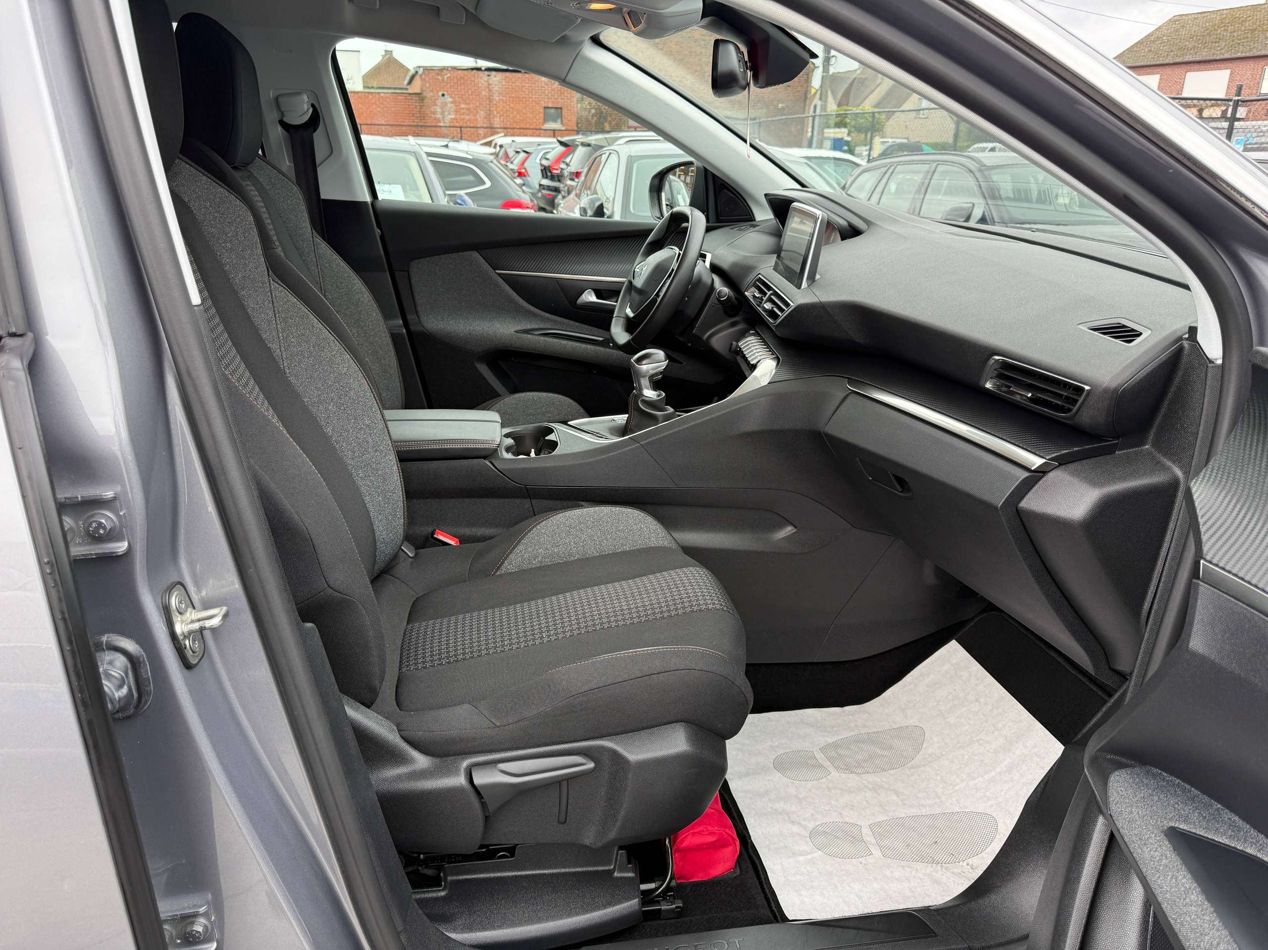 db0f059e-a15b-43d2-8e73-492cb95a460826-peugeot-5008-1-2i-130pk-navigatie-camera-carplay-dab-zetelverwa.jpg