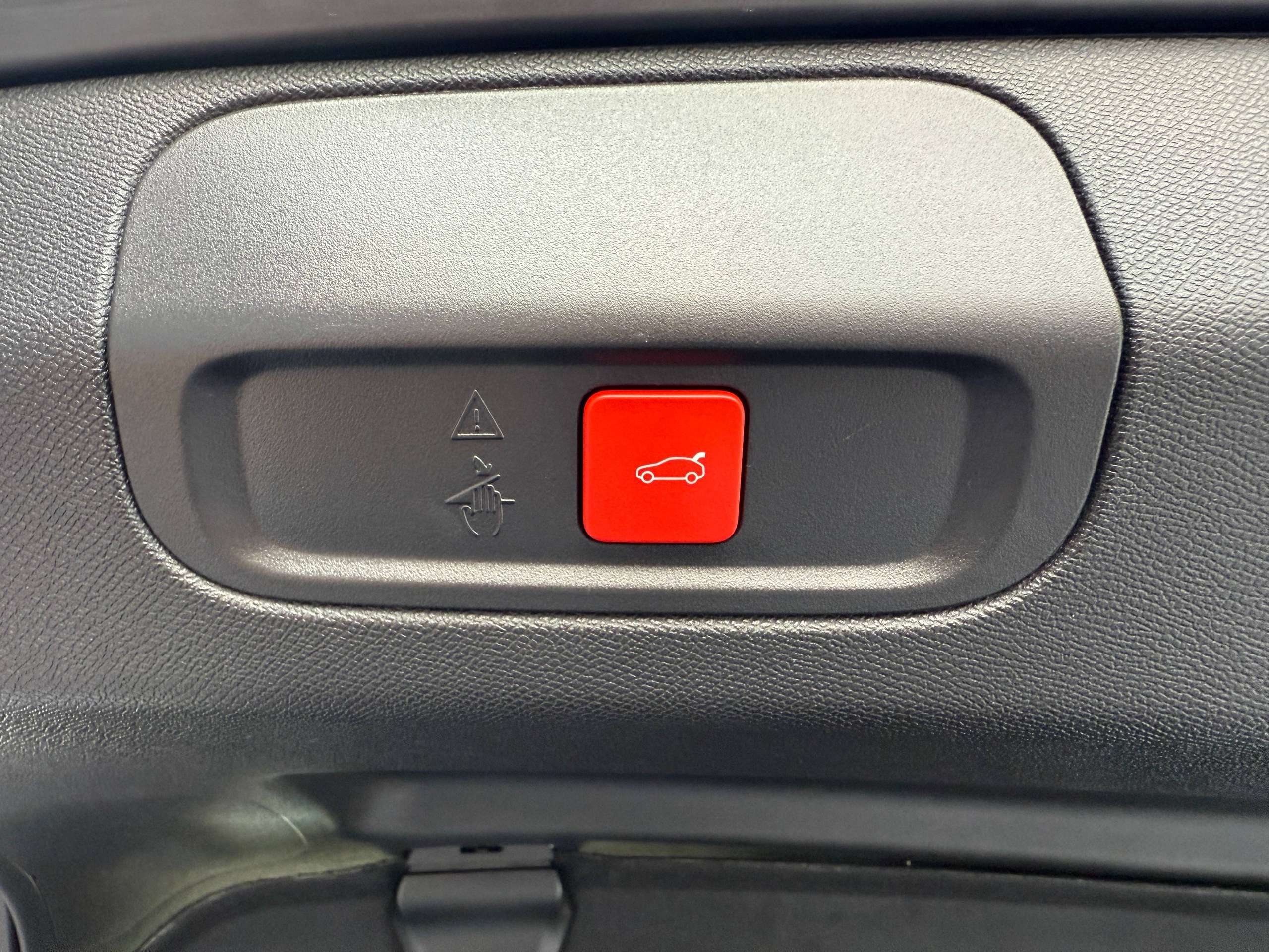087a493d-f99f-4b38-a270-9aeb9558c31a17-peugeot-408-1-2i-turbo-hybrid-gt-line-automaat-navi-leder-full-led-360-camera-carplay.jpg