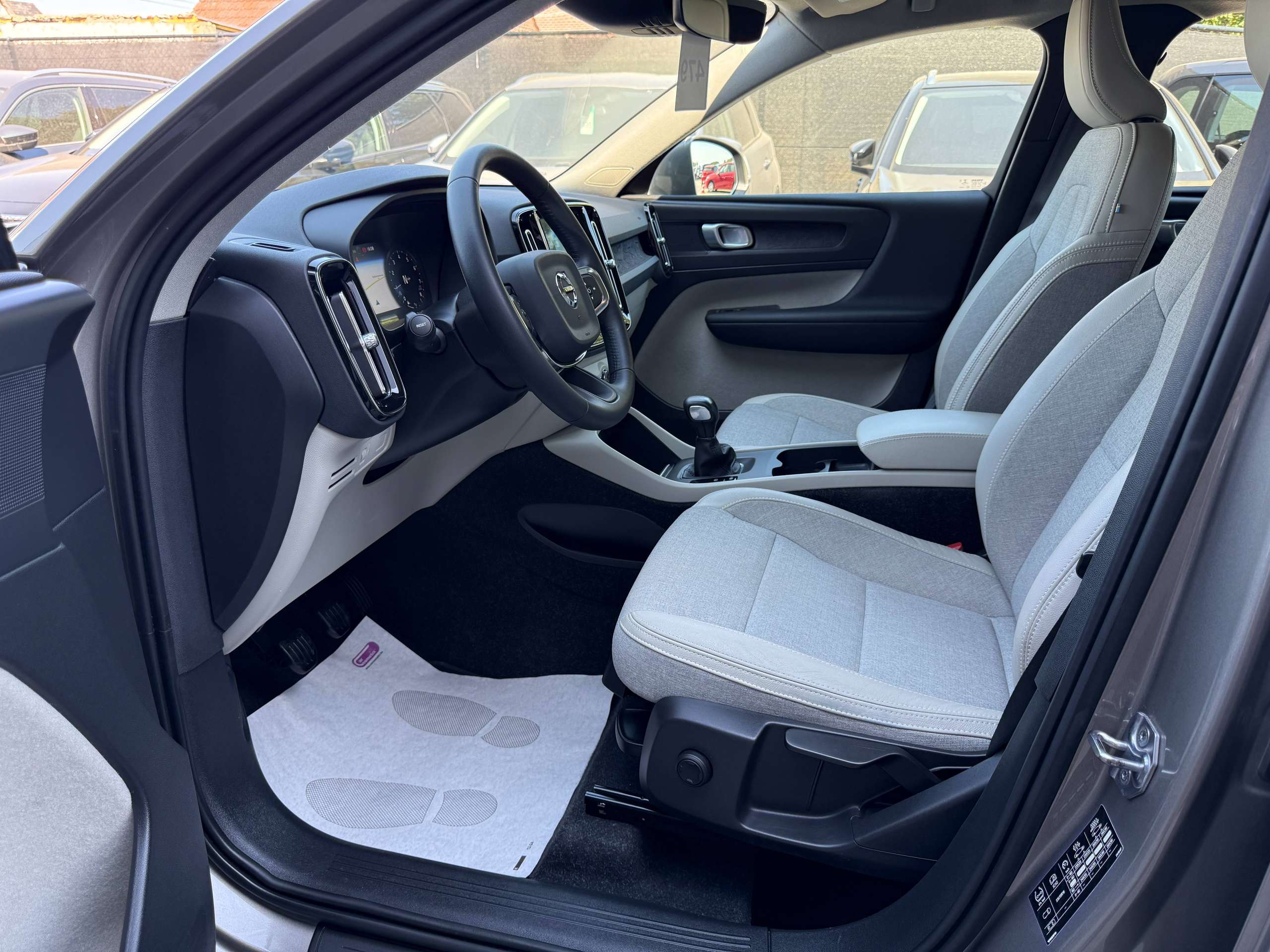 0ec22e5d-9e09-49aa-bf9a-83dbb57195b913-volvo-xc40-1-5-t3-163pk-navigatie-full-led-camera-carplay-leder-alu-pdc.jpg