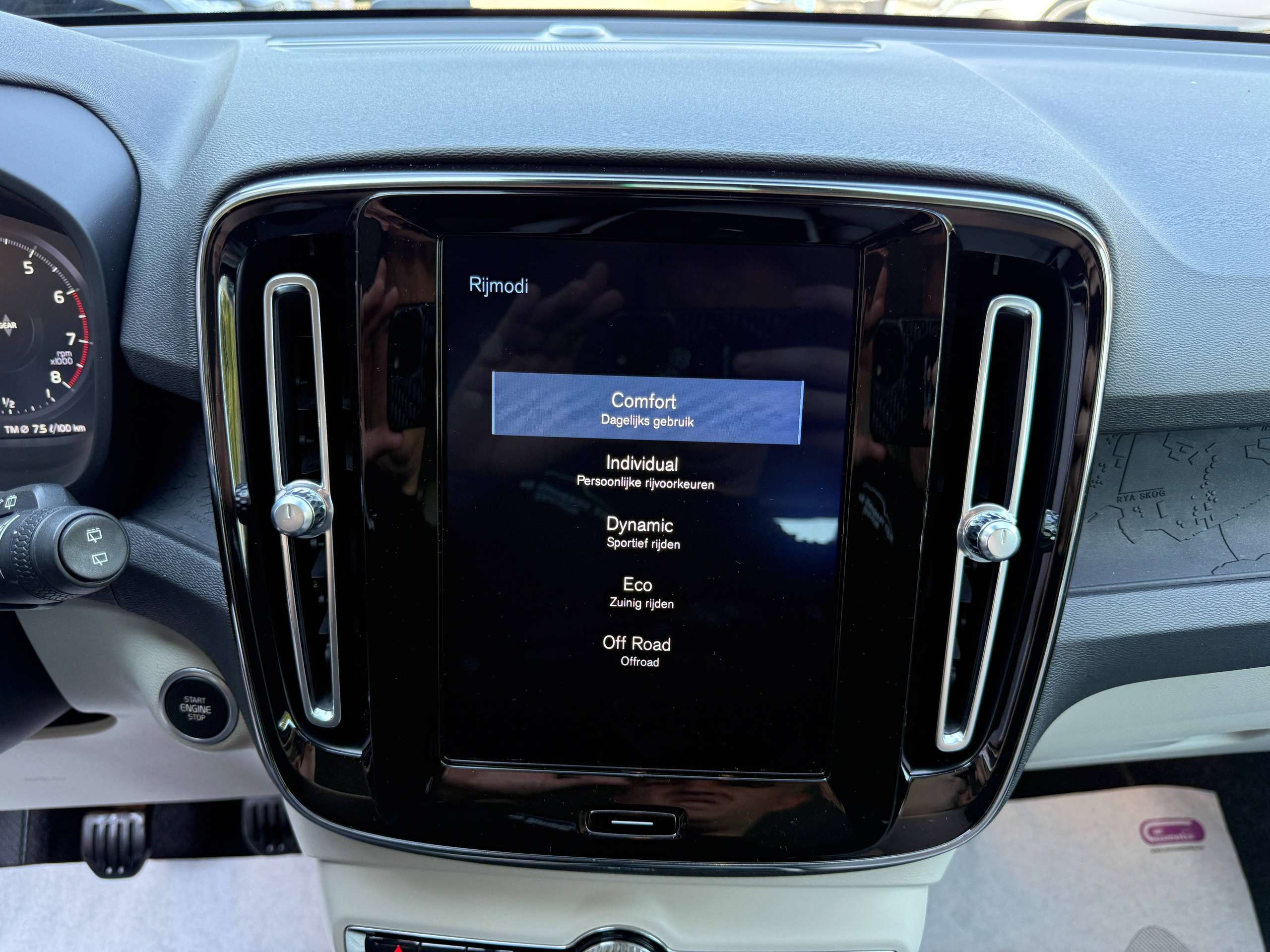 0ec22e5d-9e09-49aa-bf9a-83dbb57195b922-volvo-xc40-1-5-t3-163pk-navigatie-full-led-camera-carplay-leder-alu-pdc.jpg