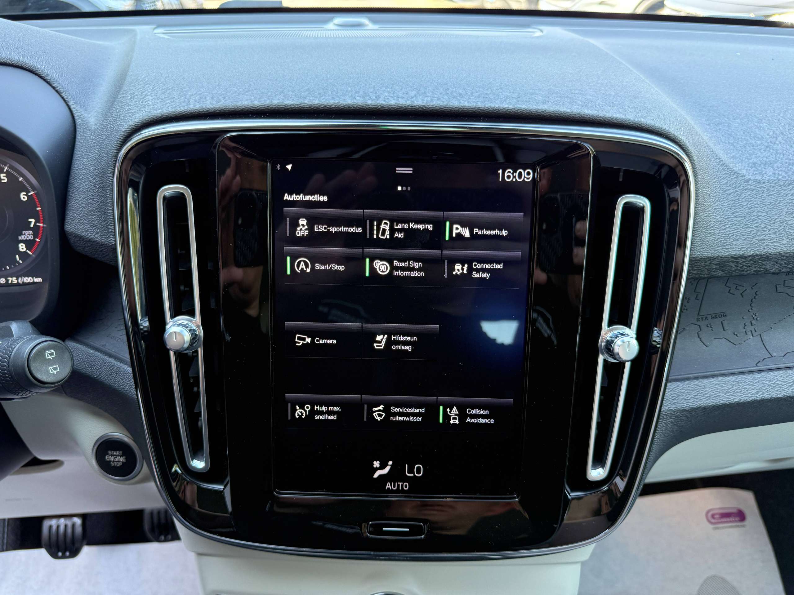 0ec22e5d-9e09-49aa-bf9a-83dbb57195b923-volvo-xc40-1-5-t3-163pk-navigatie-full-led-camera-carplay-leder-alu-pdc.jpg