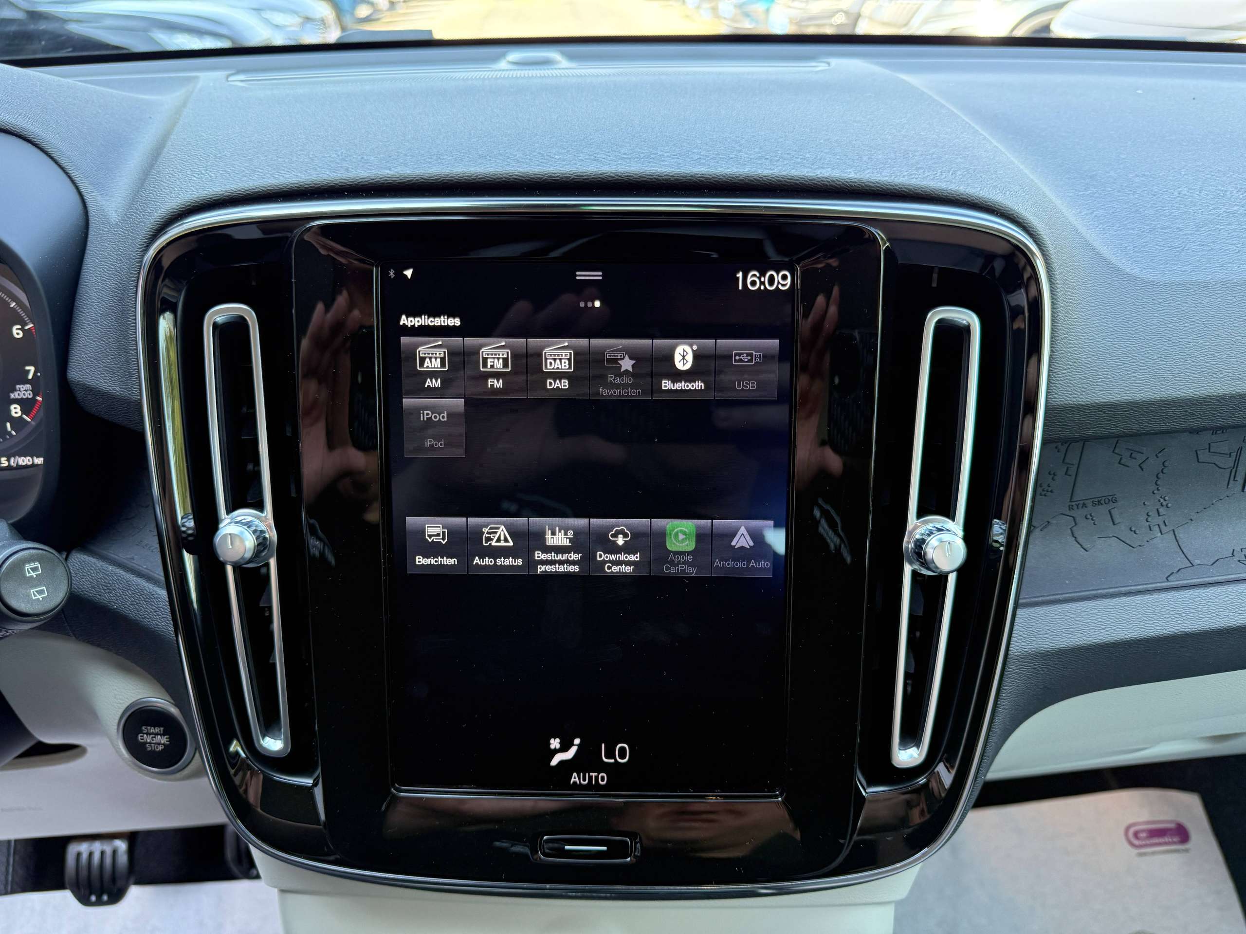 0ec22e5d-9e09-49aa-bf9a-83dbb57195b924-volvo-xc40-1-5-t3-163pk-navigatie-full-led-camera-carplay-leder-alu-pdc.jpg