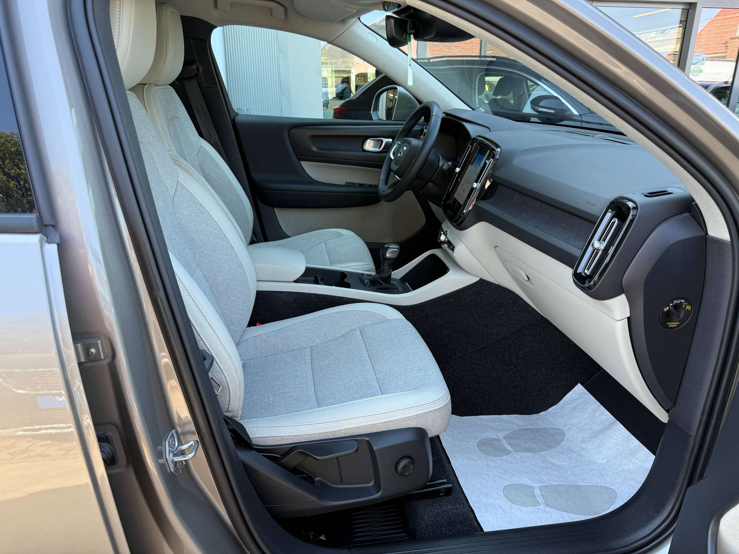 0ec22e5d-9e09-49aa-bf9a-83dbb57195b927-volvo-xc40-1-5-t3-163pk-navigatie-full-led-camera-carplay-leder-alu-pdc.jpg