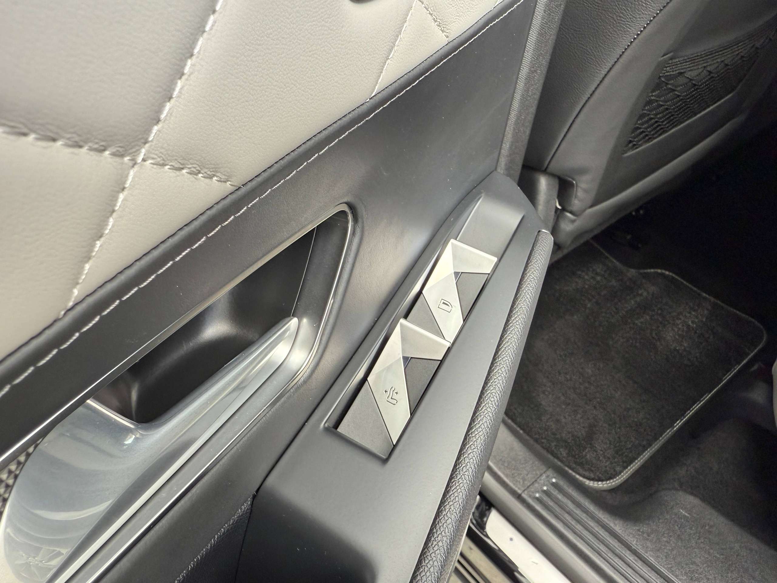 0f1328d2-de1a-47c2-ae30-a788d371a50918-ds-automobiles-ds-7-crossback-1-2i-130pk-automaat-navigatie-leder-carplay-massage-zetels-full-led.jpg