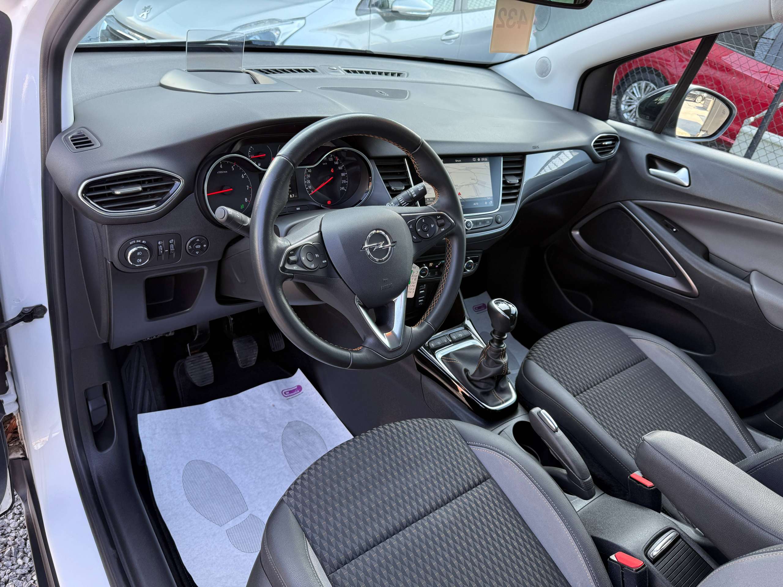 13348820-2315-4d31-ab44-ad2ddf5d143614-opel-crossland-x-1-2i-110pk-navigatie-leder-head-up-camera-carplay-led-alu-carpass.jpg