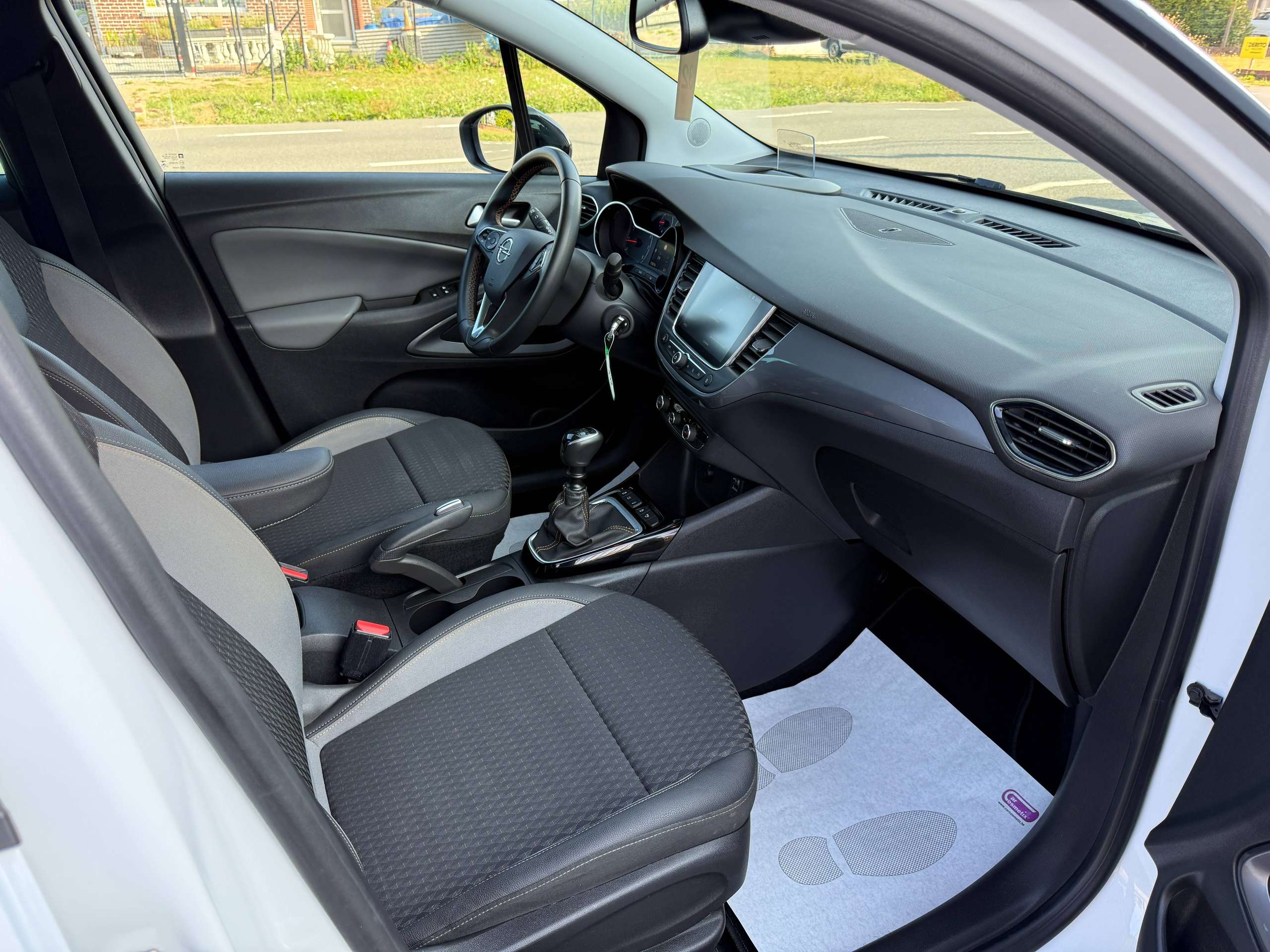 13348820-2315-4d31-ab44-ad2ddf5d143630-opel-crossland-x-1-2i-110pk-navigatie-leder-head-up-camera-carplay-led-alu-carpass.jpg