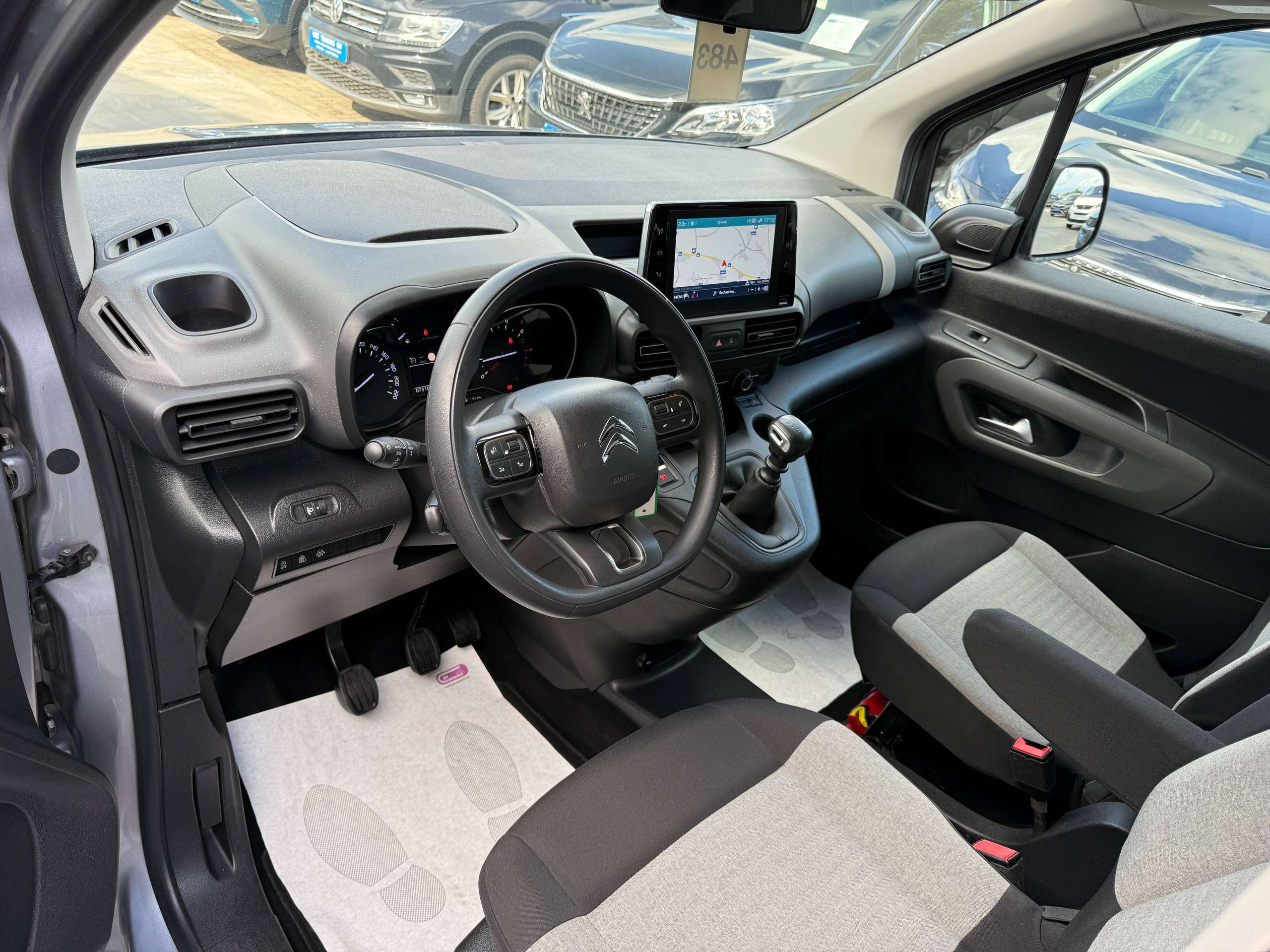 1a409cce-d3d4-4478-9eff-2204b630624612-citroen-berlingo-1-2i-110pk-xl-7-zetels-navigatie-camera-xtr-carplay-led-bluetooth.jpg