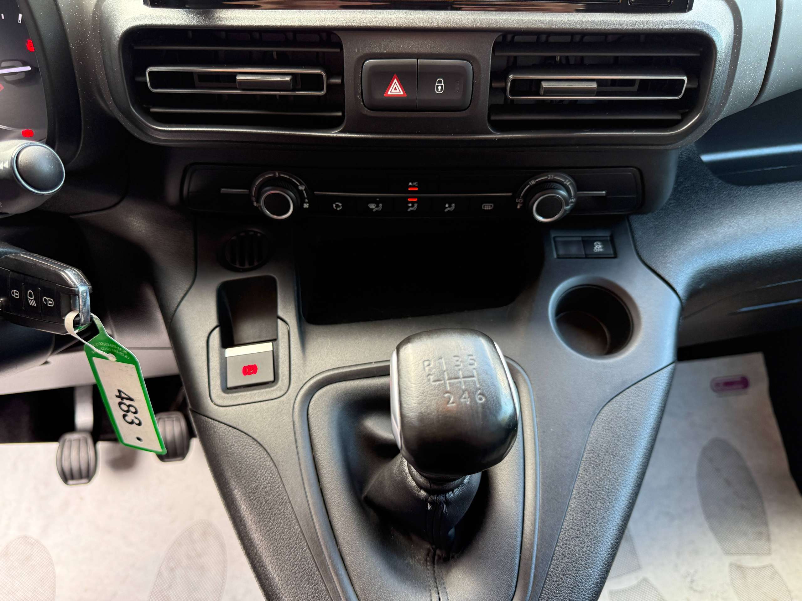 1a409cce-d3d4-4478-9eff-2204b630624622-citroen-berlingo-1-2i-110pk-xl-7-zetels-navigatie-camera-xtr-carplay-led-bluetooth.jpg