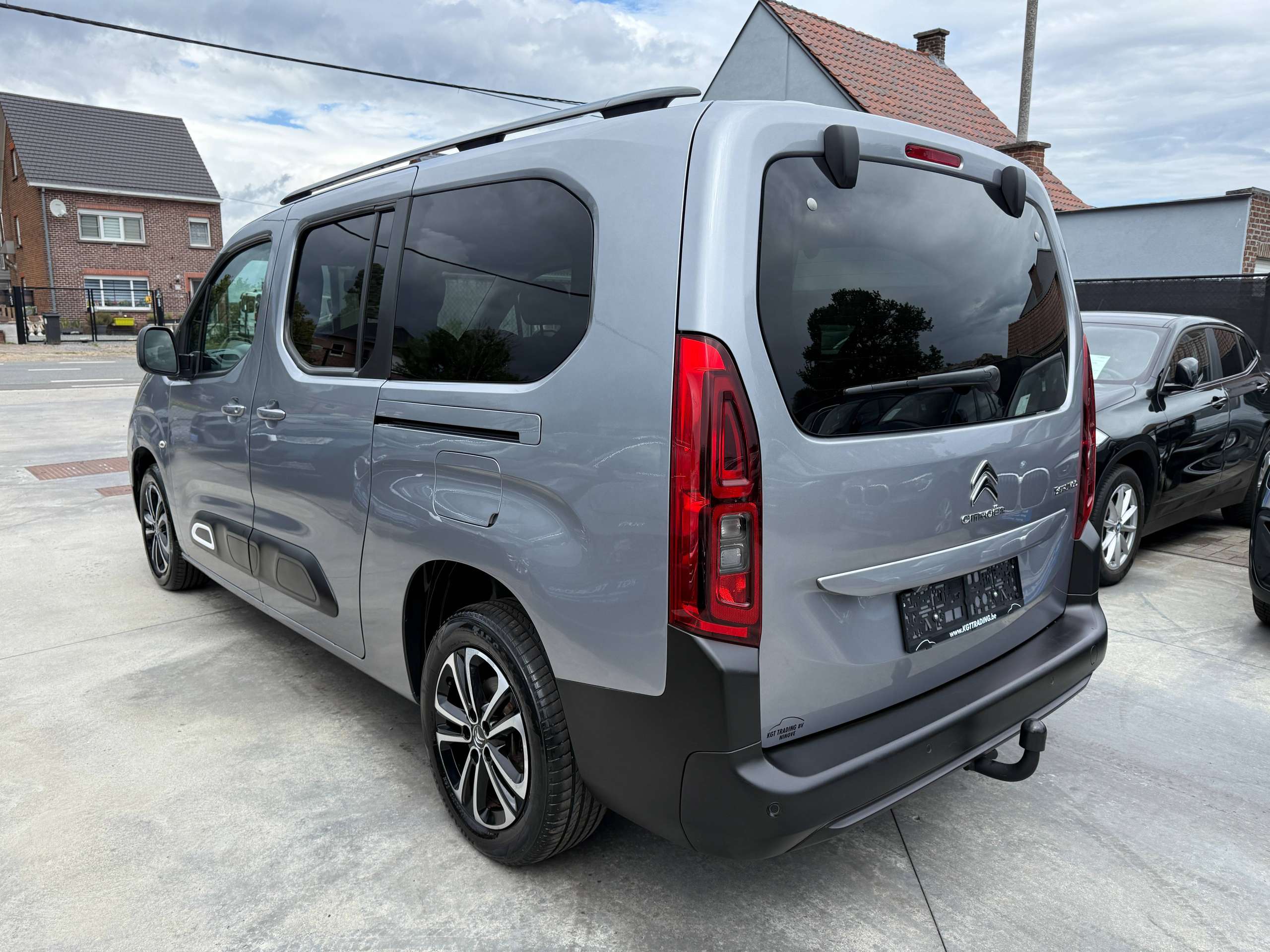 1a409cce-d3d4-4478-9eff-2204b63062466-citroen-berlingo-1-2i-110pk-xl-7-zetels-navigatie-camera-xtr-carplay-led-bluetooth.jpg