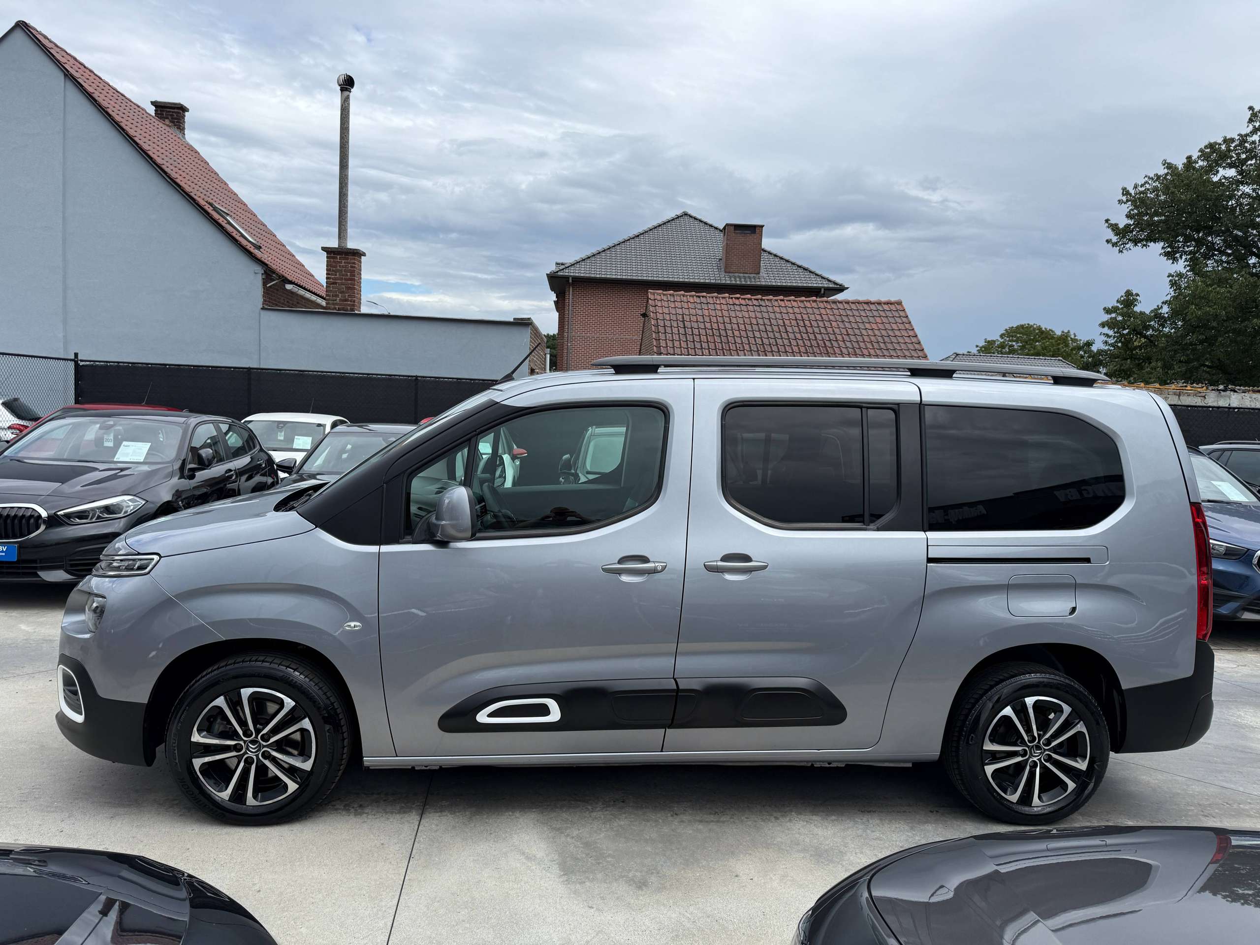 1a409cce-d3d4-4478-9eff-2204b63062467-citroen-berlingo-1-2i-110pk-xl-7-zetels-navigatie-camera-xtr-carplay-led-bluetooth.jpg