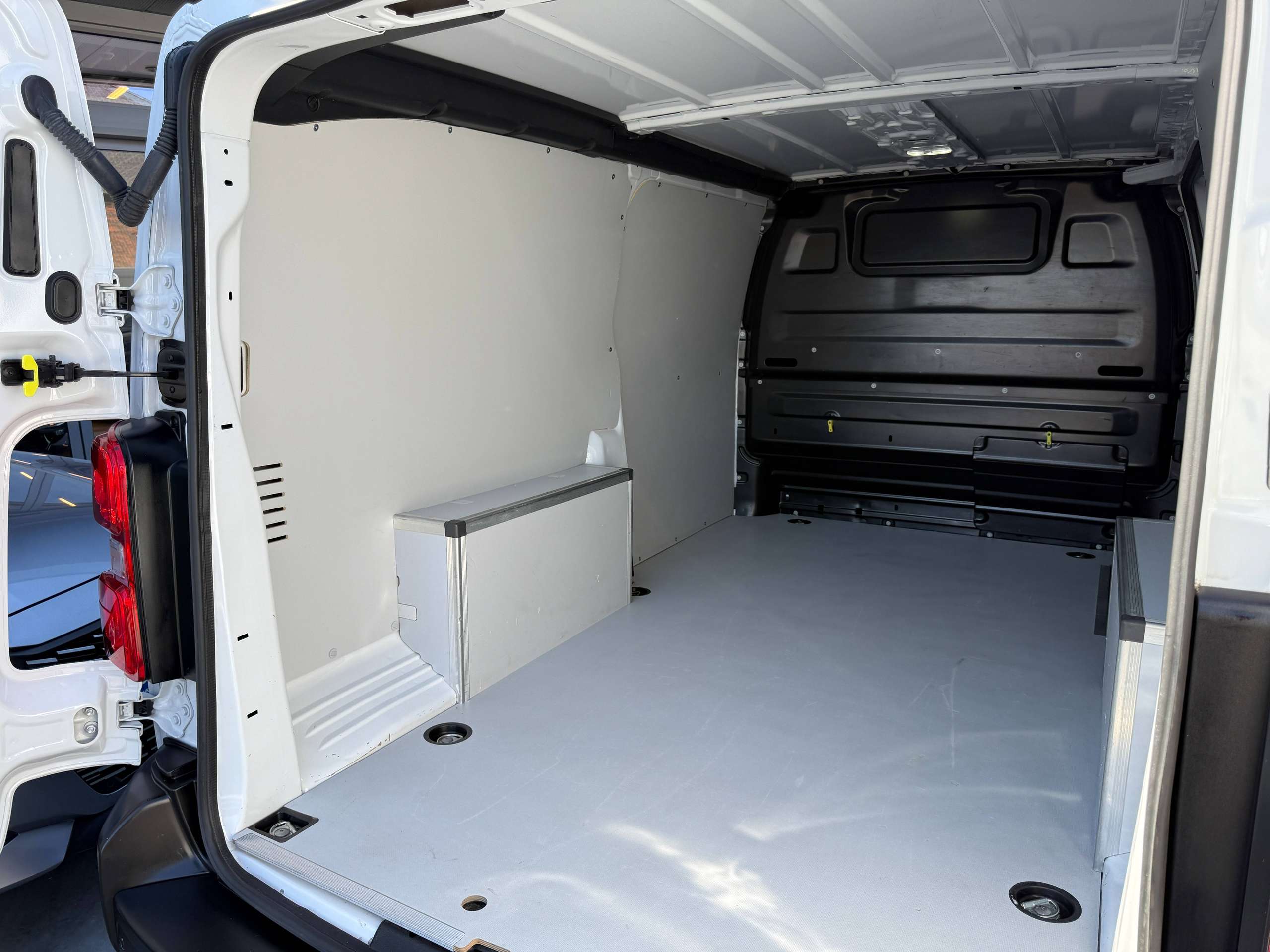 1abfaa28-8bba-4ed1-bfdb-232f8e0cc99a15-fiat-scudo-2-0-bluehdi-l3-automaat-navigatie-3-zit-carplay-pdc-bluetooth.jpg