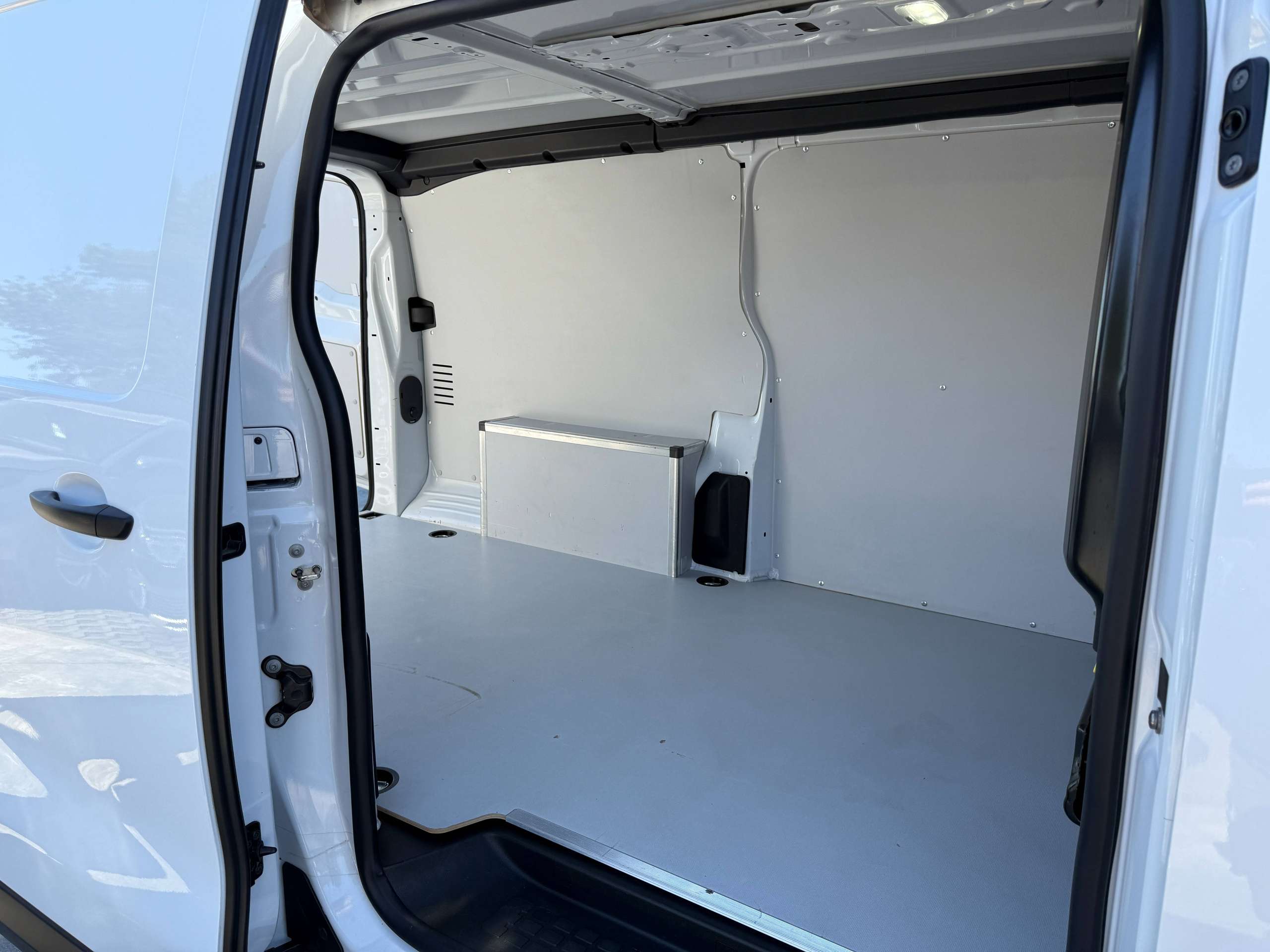 1abfaa28-8bba-4ed1-bfdb-232f8e0cc99a16-fiat-scudo-2-0-bluehdi-l3-automaat-navigatie-3-zit-carplay-pdc-bluetooth.jpg