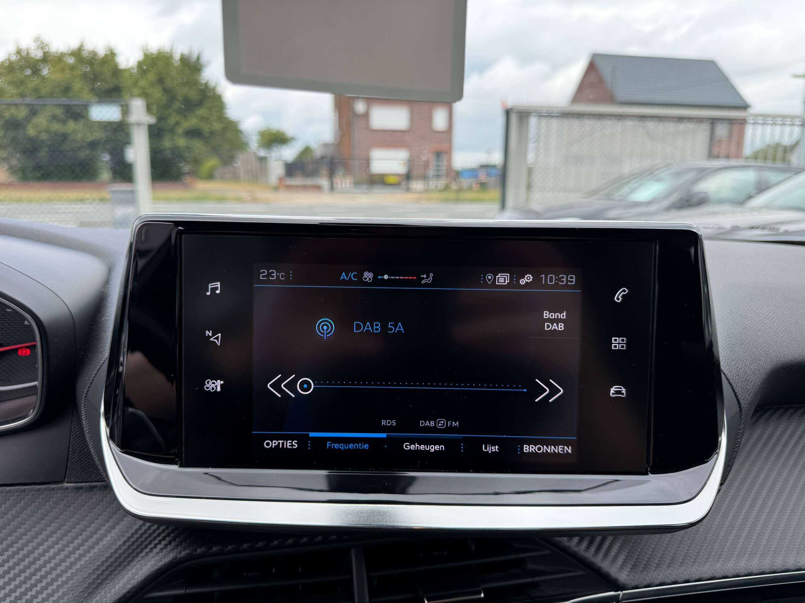 369c7069-1017-473a-950f-81b5024c573d20-peugeot-2008-1-2i-130pk-automaat-navigatie-full-led-carplay-pdc-alu-carpass.jpg