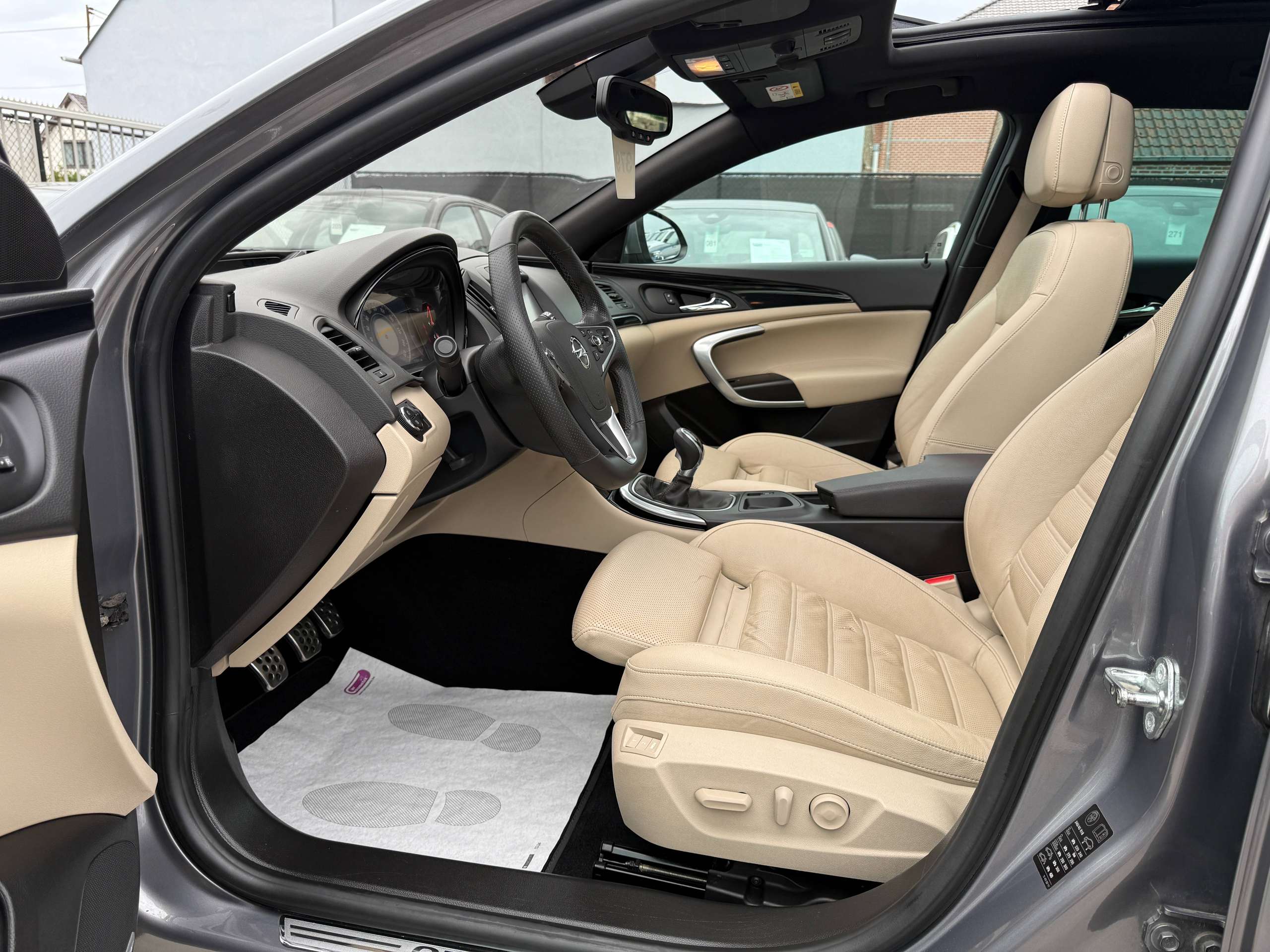 3fbe2751-5638-40d8-92dc-f318c67d4abe12-opel-insignia-tourer-1-6-cdti-136pk-navigatie-leder-opendak-camera-carplay.jpg