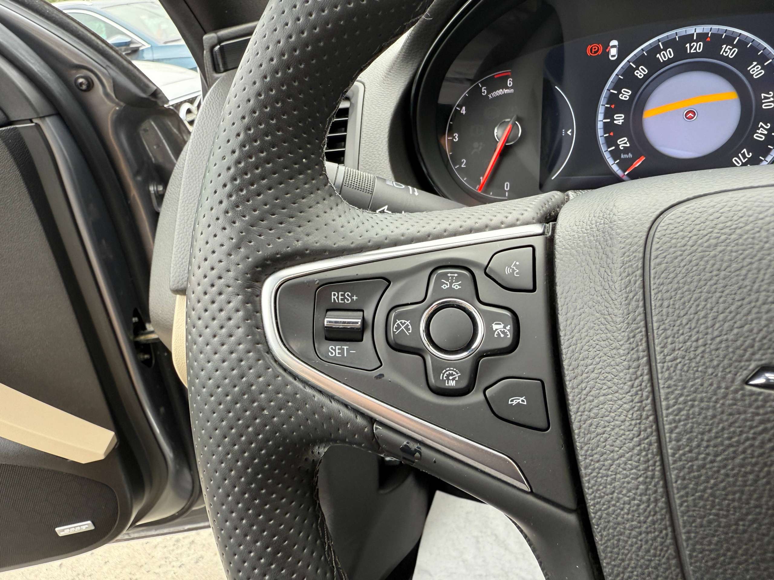 3fbe2751-5638-40d8-92dc-f318c67d4abe19-opel-insignia-tourer-1-6-cdti-136pk-navigatie-leder-opendak-camera-carplay.jpg