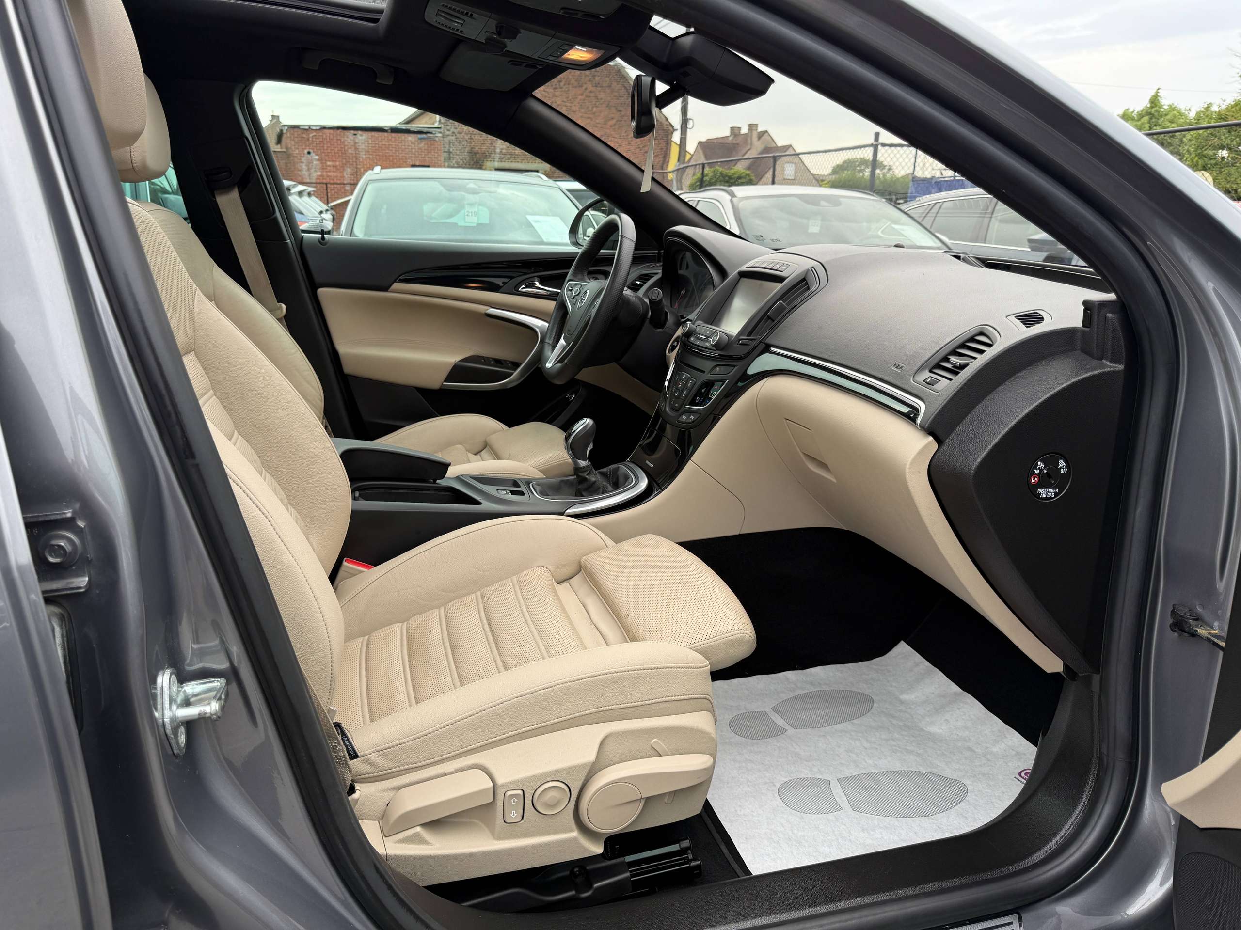 3fbe2751-5638-40d8-92dc-f318c67d4abe27-opel-insignia-tourer-1-6-cdti-136pk-navigatie-leder-opendak-camera-carplay.jpg