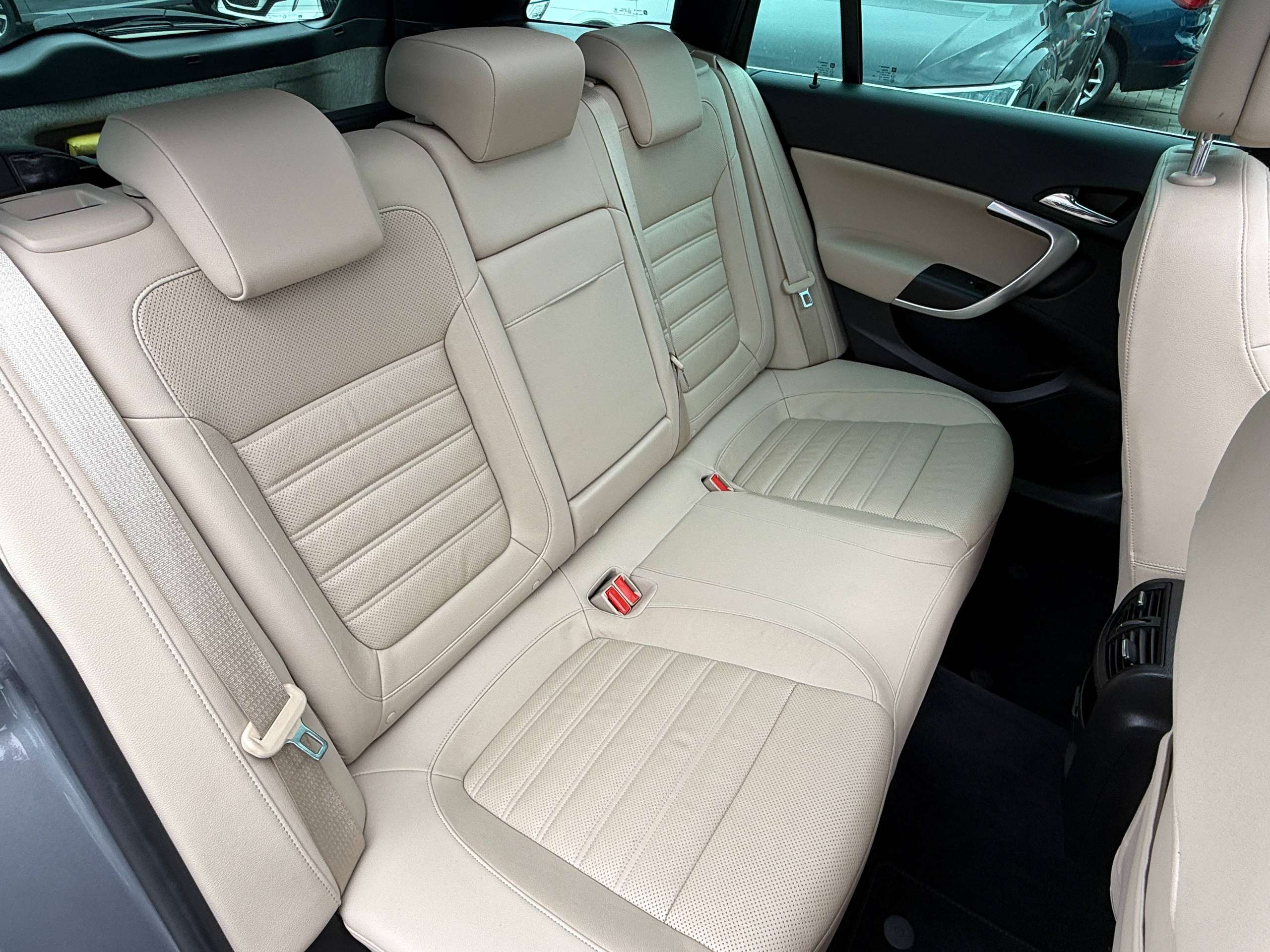 3fbe2751-5638-40d8-92dc-f318c67d4abe30-opel-insignia-tourer-1-6-cdti-136pk-navigatie-leder-opendak-camera-carplay.jpg
