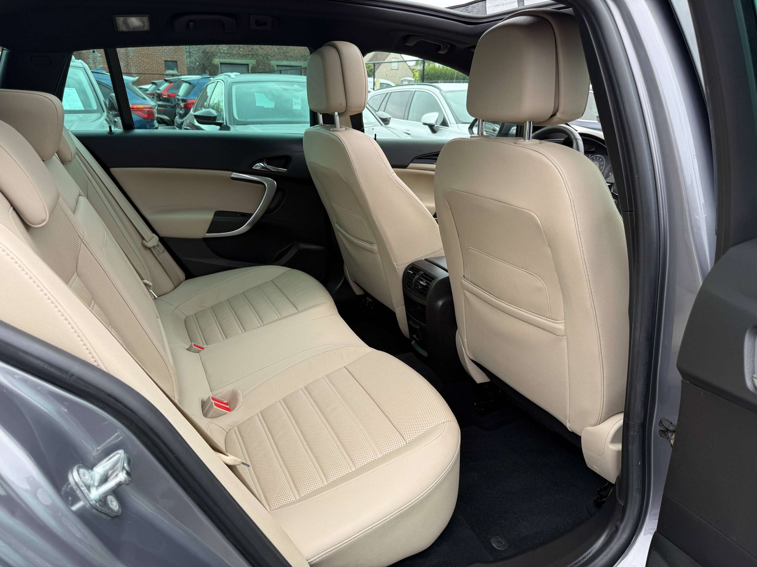 3fbe2751-5638-40d8-92dc-f318c67d4abe31-opel-insignia-tourer-1-6-cdti-136pk-navigatie-leder-opendak-camera-carplay.jpg