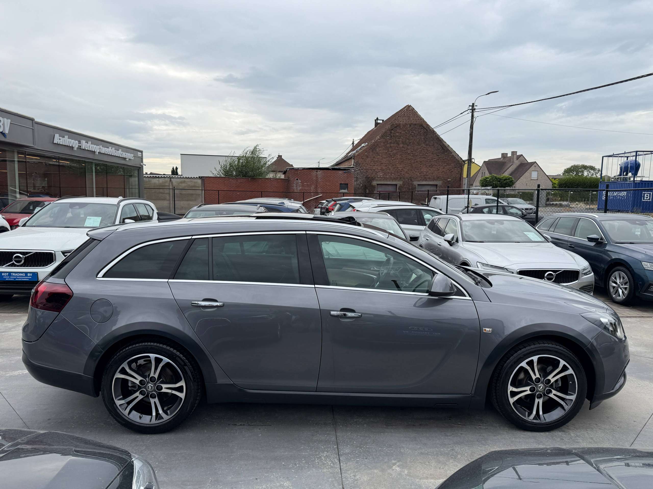 3fbe2751-5638-40d8-92dc-f318c67d4abe4-opel-insignia-tourer-1-6-cdti-136pk-navigatie-leder-opendak-camera-carplay.jpg