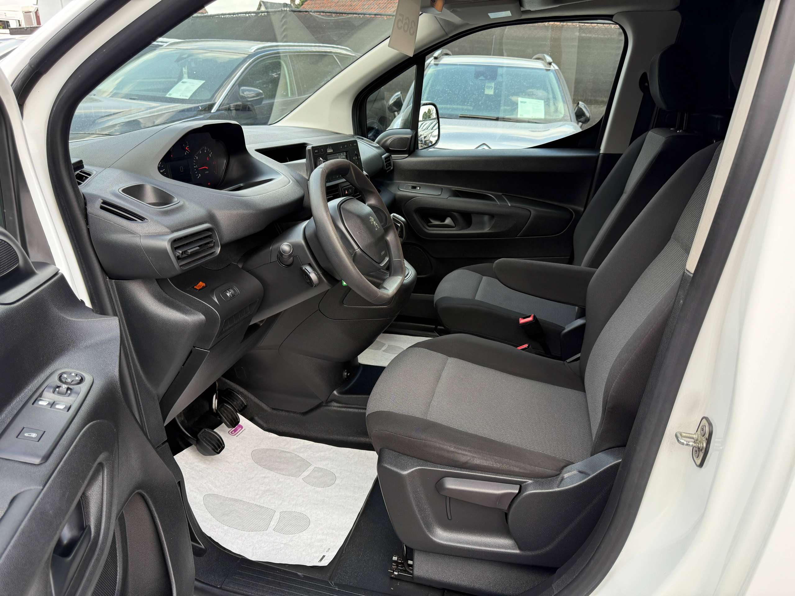 470afcfc-4332-4bed-9037-b1e336ba0f6712-peugeot-partner-1-6-bluehdi-l2-100pk-dak-rek-bluetooth-parkeersensoren-airco.jpg
