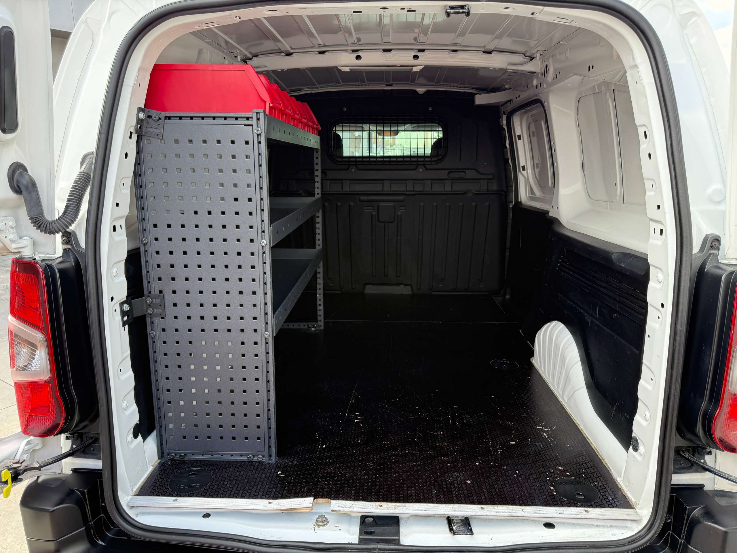 470afcfc-4332-4bed-9037-b1e336ba0f6714-peugeot-partner-1-6-bluehdi-l2-100pk-dak-rek-bluetooth-parkeersensoren-airco.jpg