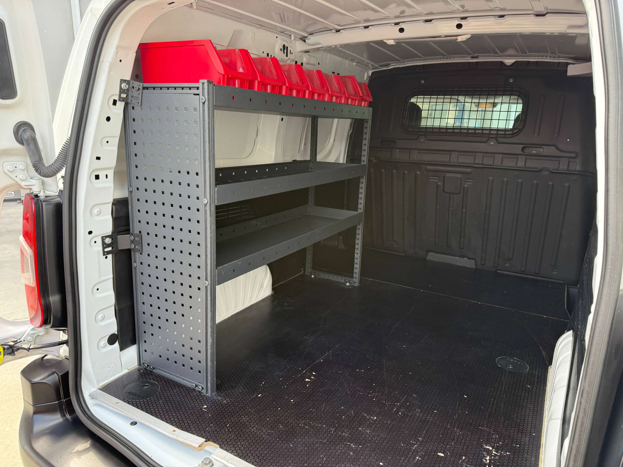 470afcfc-4332-4bed-9037-b1e336ba0f6715-peugeot-partner-1-6-bluehdi-l2-100pk-dak-rek-bluetooth-parkeersensoren-airco.jpg