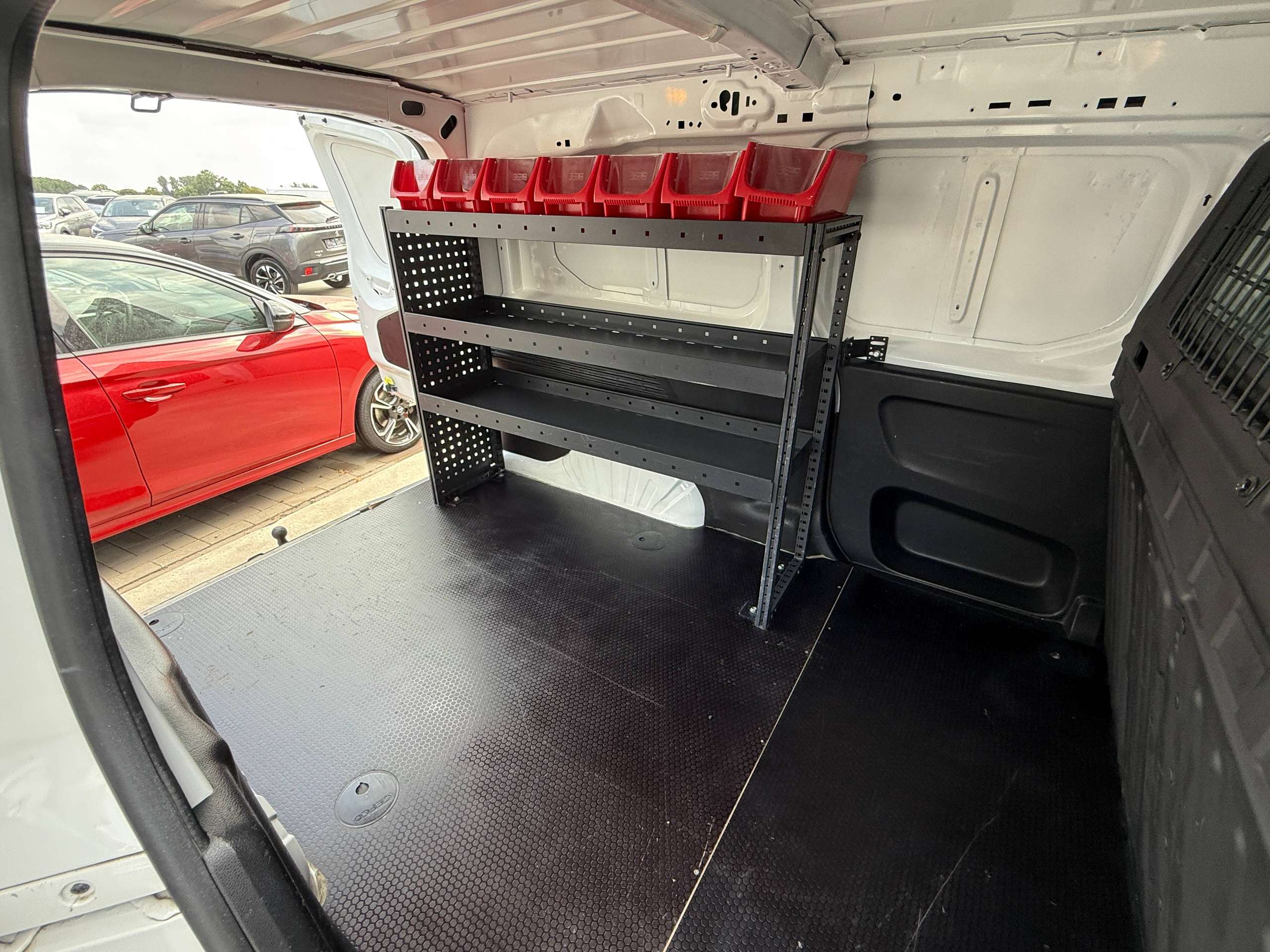 470afcfc-4332-4bed-9037-b1e336ba0f6716-peugeot-partner-1-6-bluehdi-l2-100pk-dak-rek-bluetooth-parkeersensoren-airco.jpg