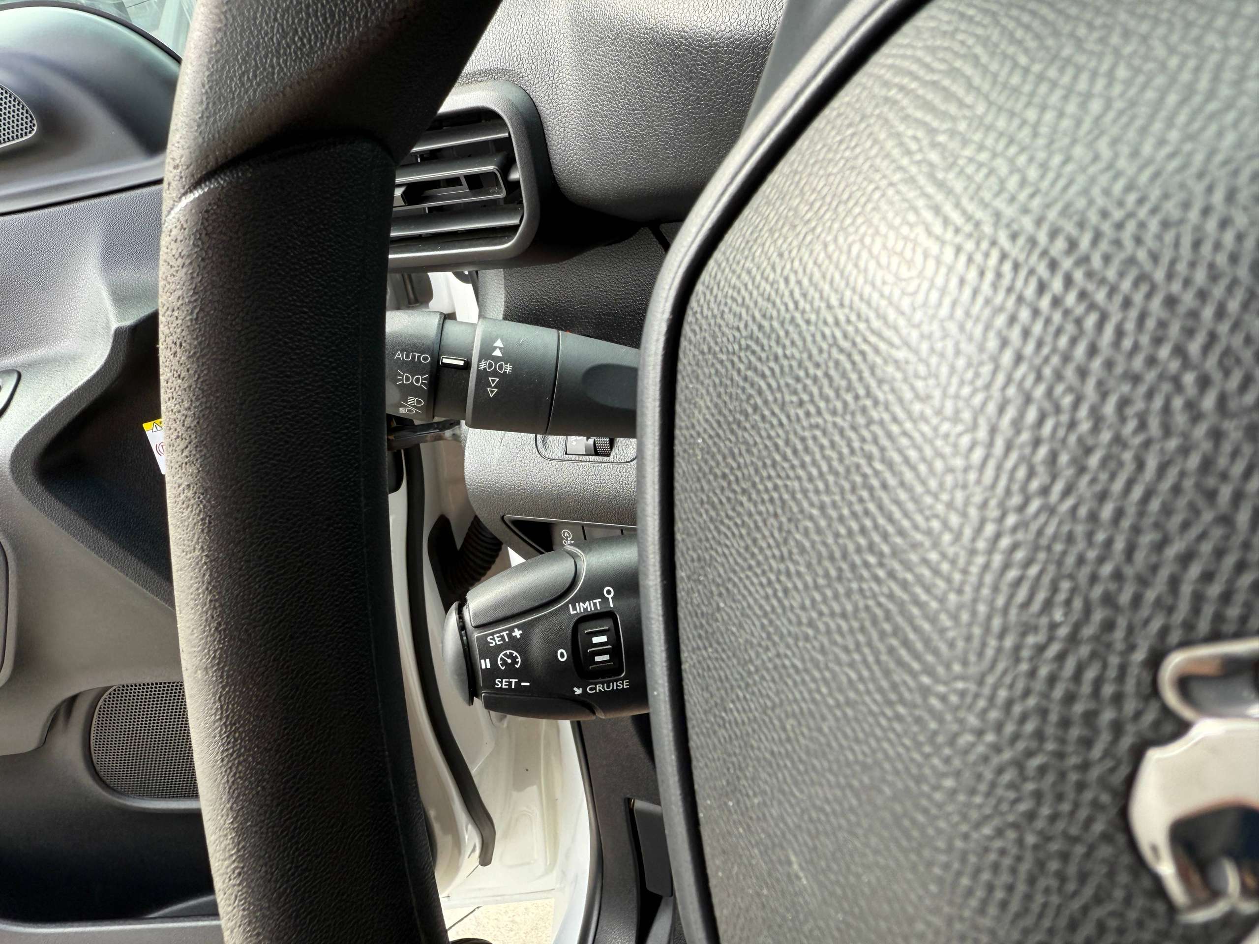 470afcfc-4332-4bed-9037-b1e336ba0f6718-peugeot-partner-1-6-bluehdi-l2-100pk-dak-rek-bluetooth-parkeersensoren-airco.jpg