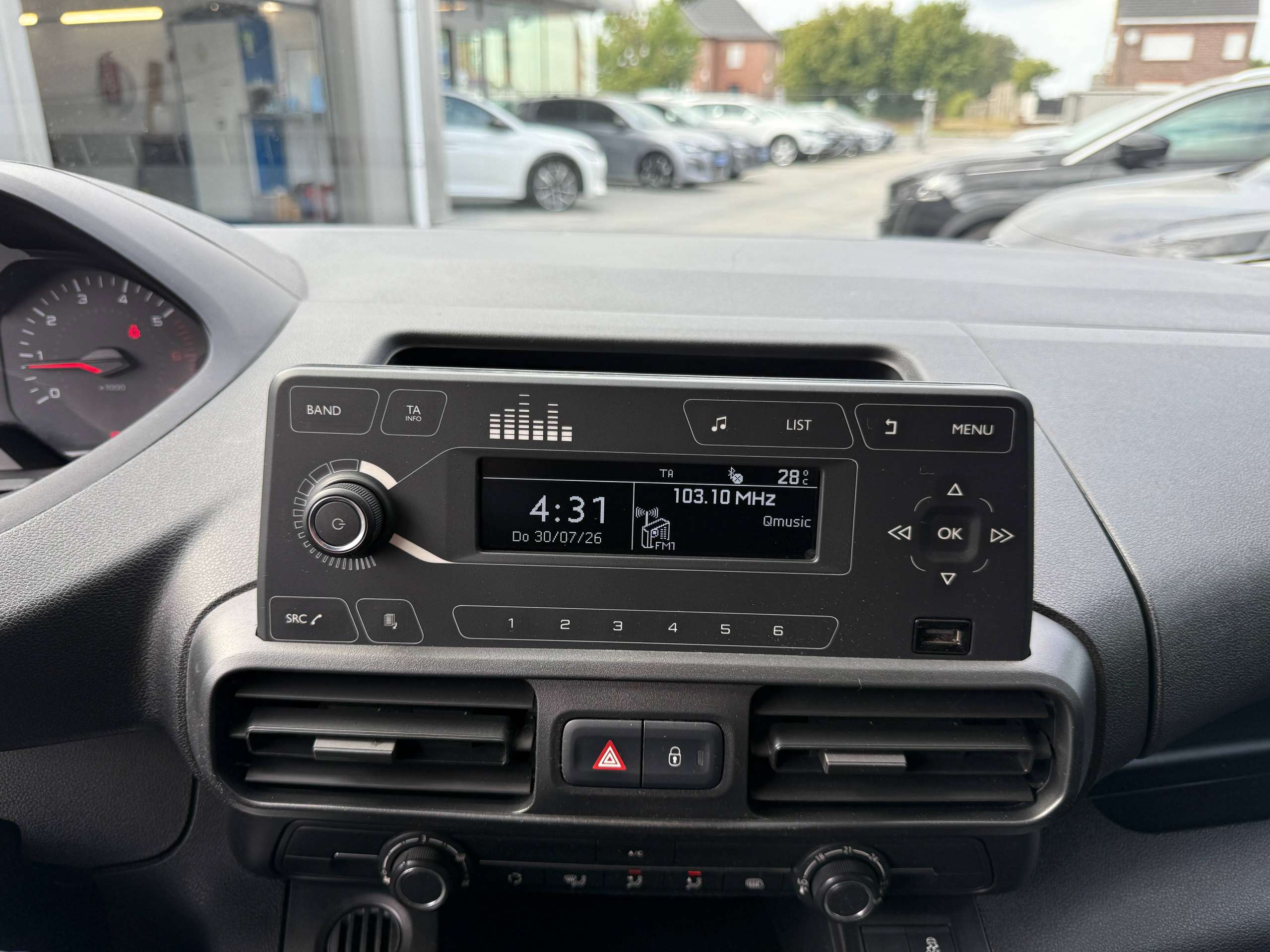 470afcfc-4332-4bed-9037-b1e336ba0f6719-peugeot-partner-1-6-bluehdi-l2-100pk-dak-rek-bluetooth-parkeersensoren-airco.jpg