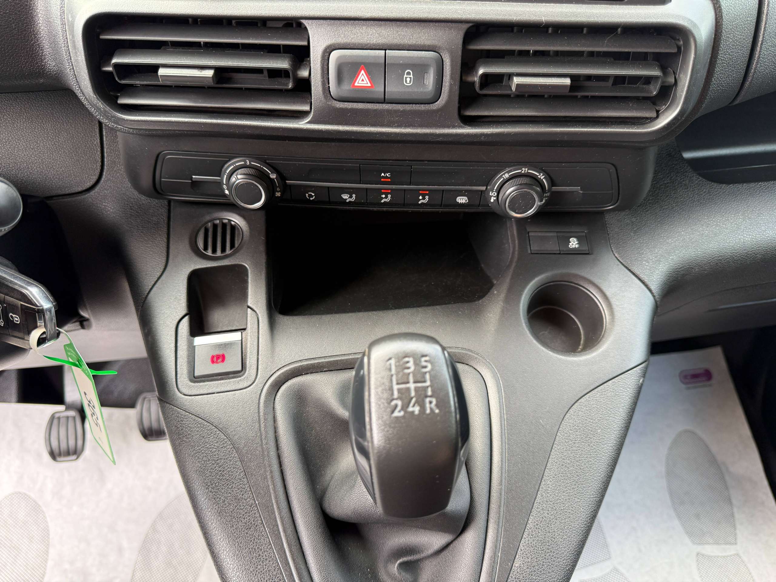 470afcfc-4332-4bed-9037-b1e336ba0f6721-peugeot-partner-1-6-bluehdi-l2-100pk-dak-rek-bluetooth-parkeersensoren-airco.jpg