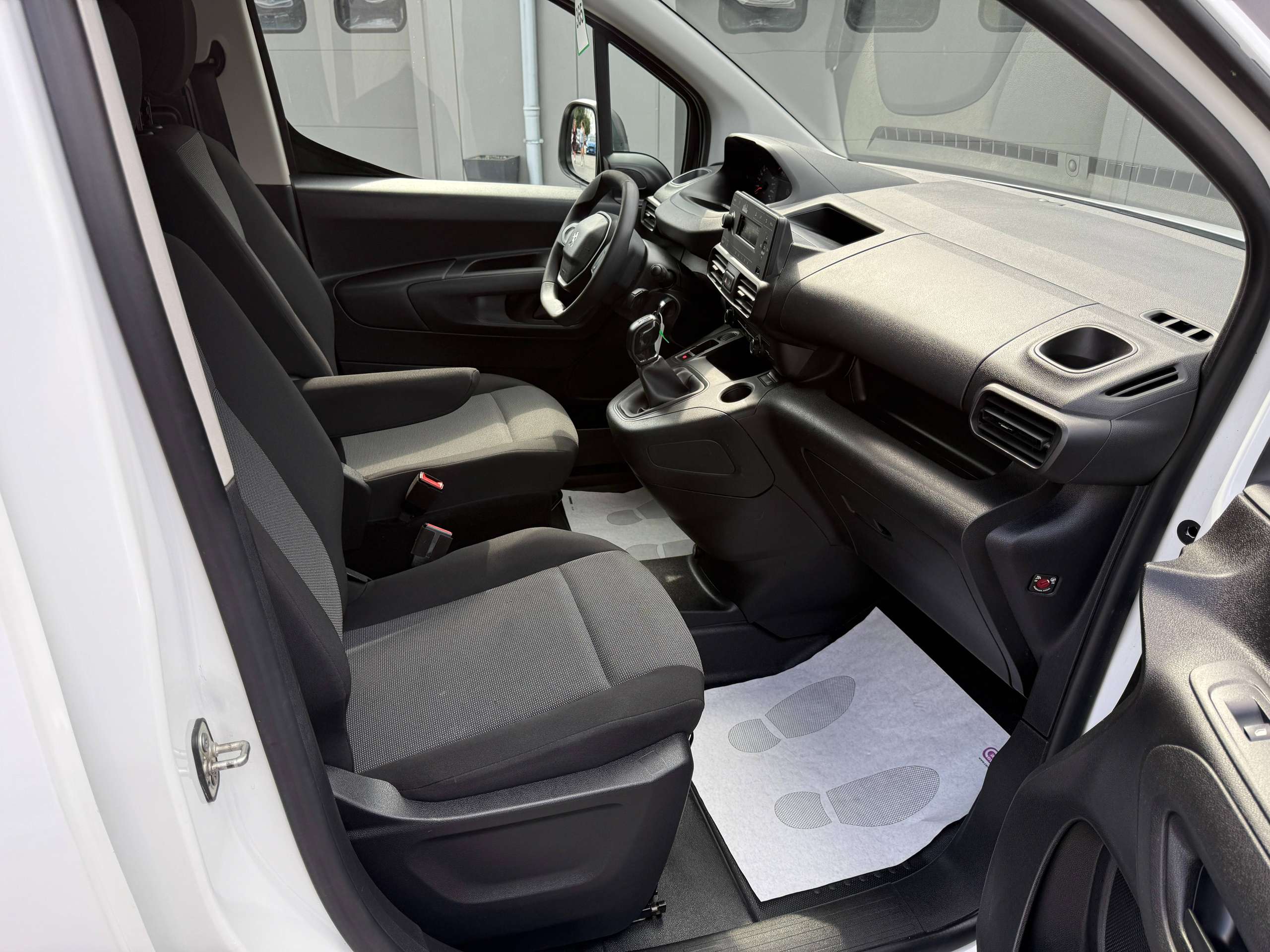 470afcfc-4332-4bed-9037-b1e336ba0f6722-peugeot-partner-1-6-bluehdi-l2-100pk-dak-rek-bluetooth-parkeersensoren-airco.jpg