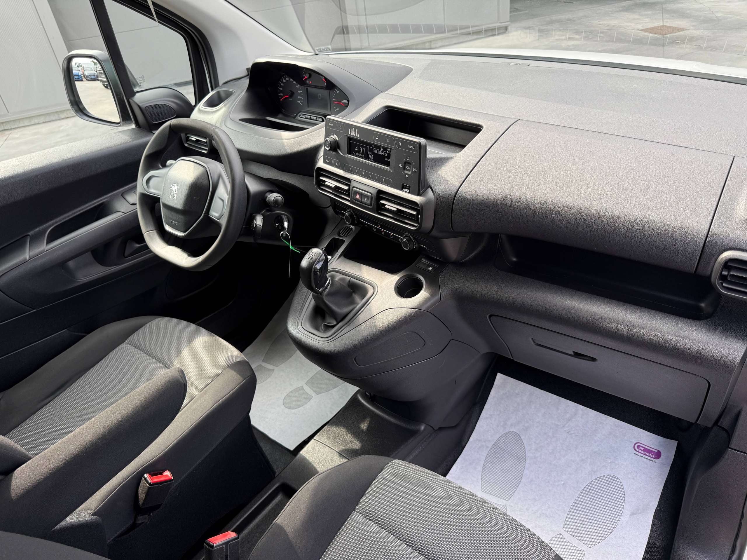 470afcfc-4332-4bed-9037-b1e336ba0f6723-peugeot-partner-1-6-bluehdi-l2-100pk-dak-rek-bluetooth-parkeersensoren-airco.jpg
