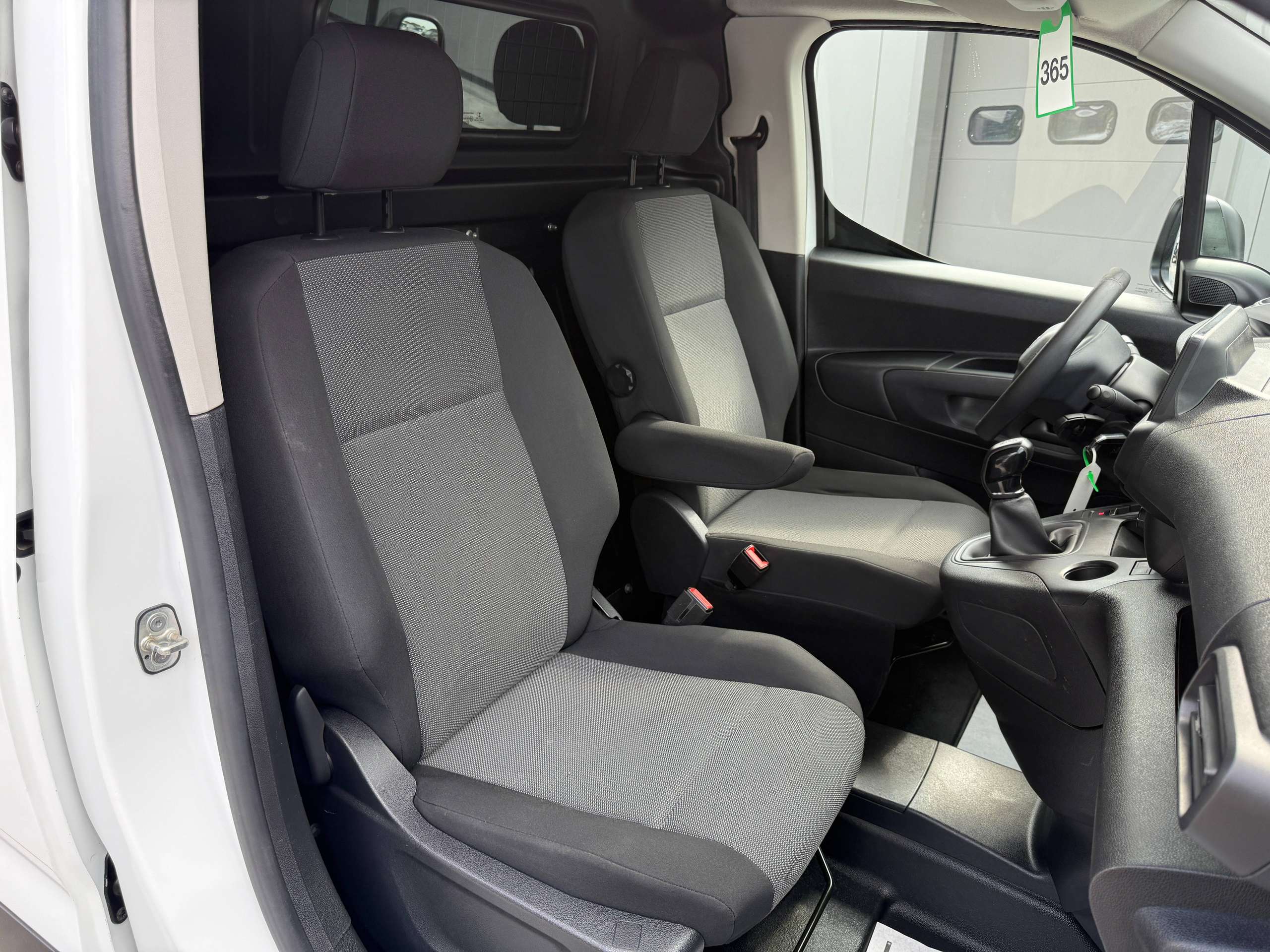 470afcfc-4332-4bed-9037-b1e336ba0f6724-peugeot-partner-1-6-bluehdi-l2-100pk-dak-rek-bluetooth-parkeersensoren-airco.jpg