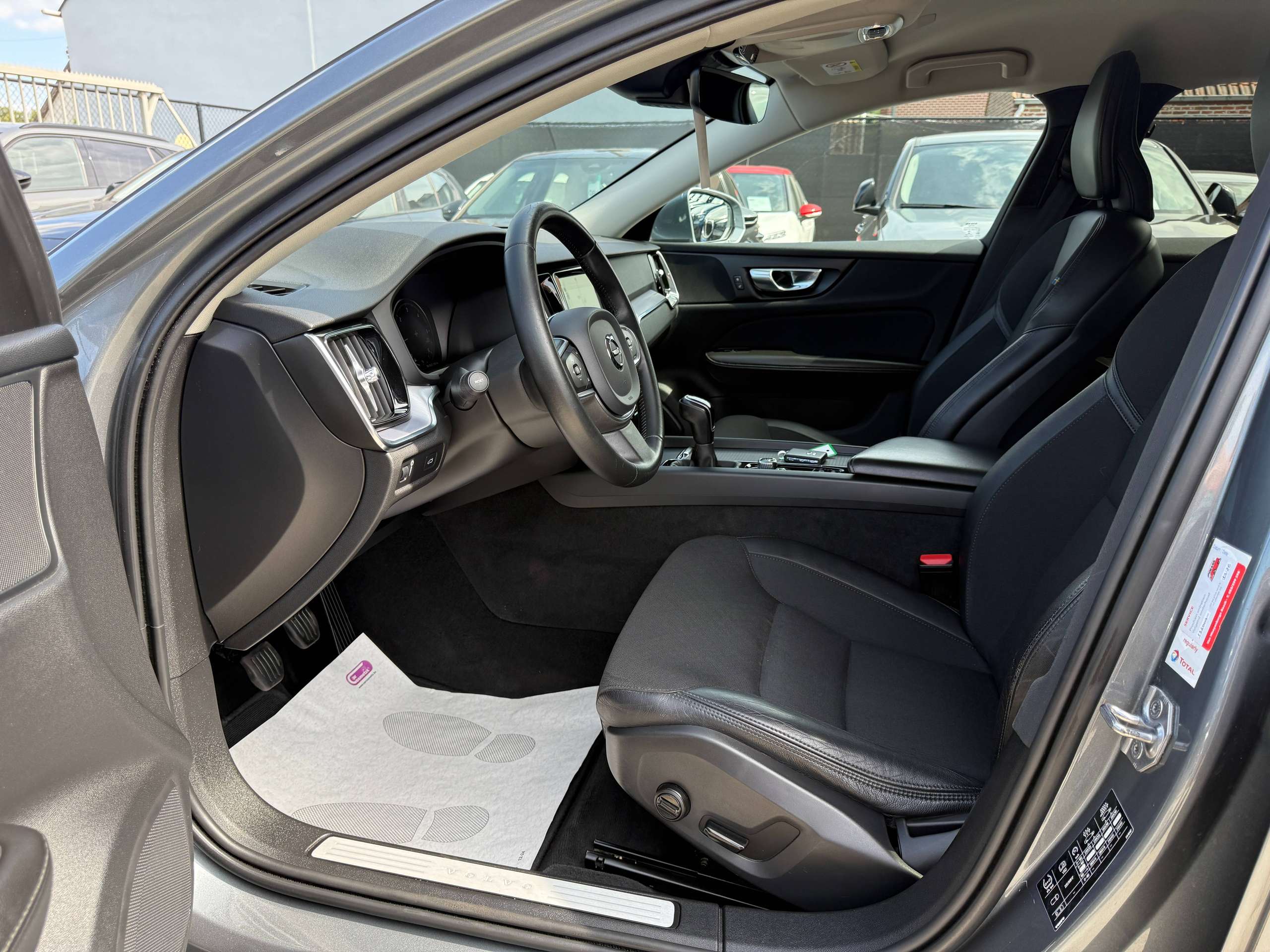 519e1055-1c6d-4a97-8d48-5d77d37a2a5913-volvo-v60-2-0-d3-150pk-navigatie-leder-full-led-carplay-camera-bluetooth-pdc.jpg
