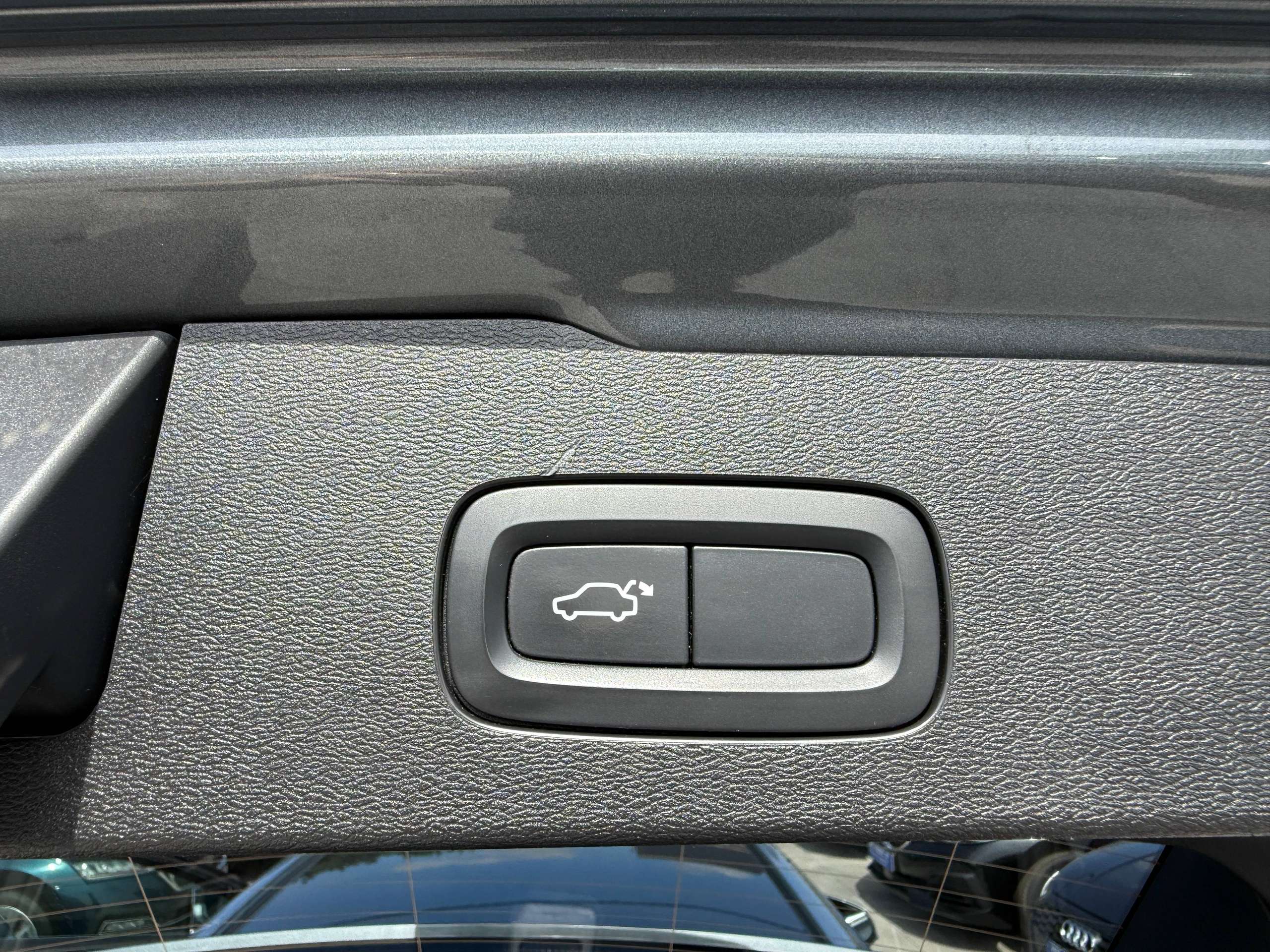 519e1055-1c6d-4a97-8d48-5d77d37a2a5917-volvo-v60-2-0-d3-150pk-navigatie-leder-full-led-carplay-camera-bluetooth-pdc.jpg