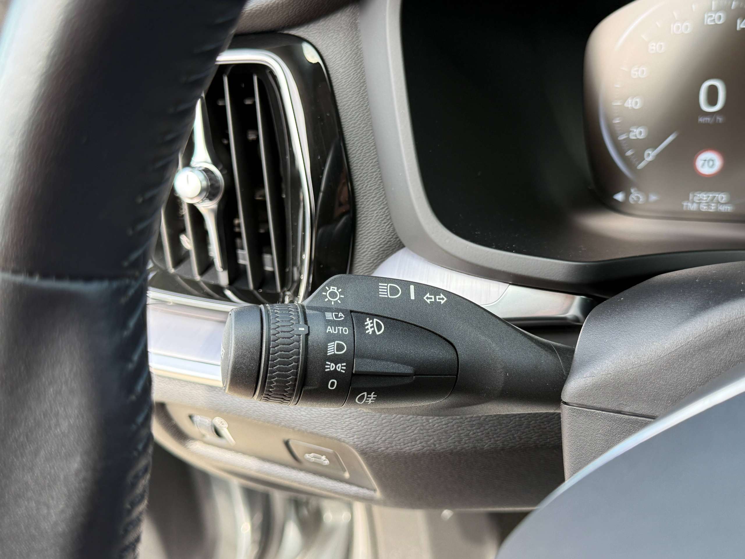 519e1055-1c6d-4a97-8d48-5d77d37a2a5919-volvo-v60-2-0-d3-150pk-navigatie-leder-full-led-carplay-camera-bluetooth-pdc.jpg