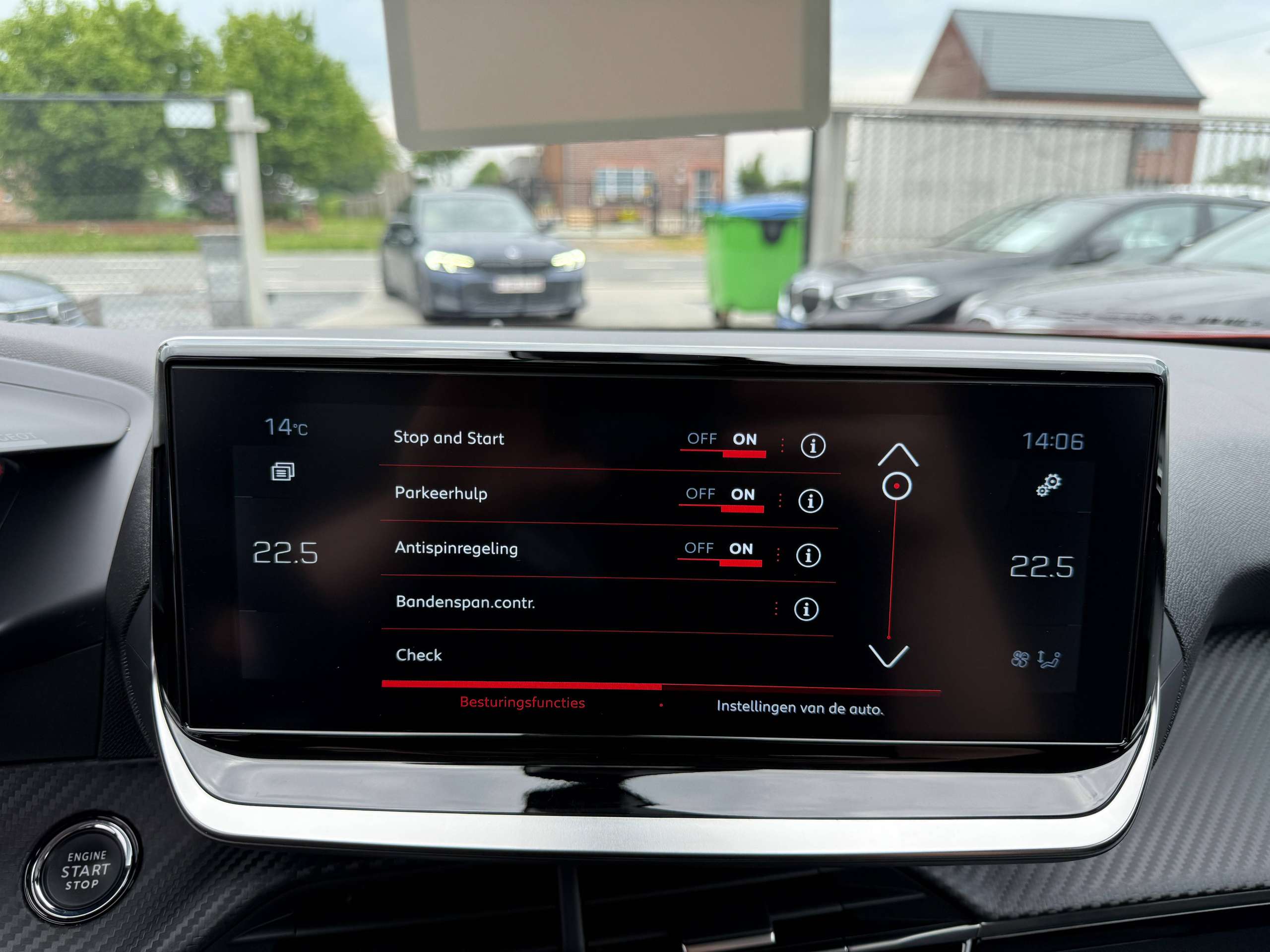 52e8ccf1-0fd1-4a06-8a8d-a48b644202ee22-peugeot-2008-1-2i-full-led-camera-leder-navigatie-virtual-carplay.jpg