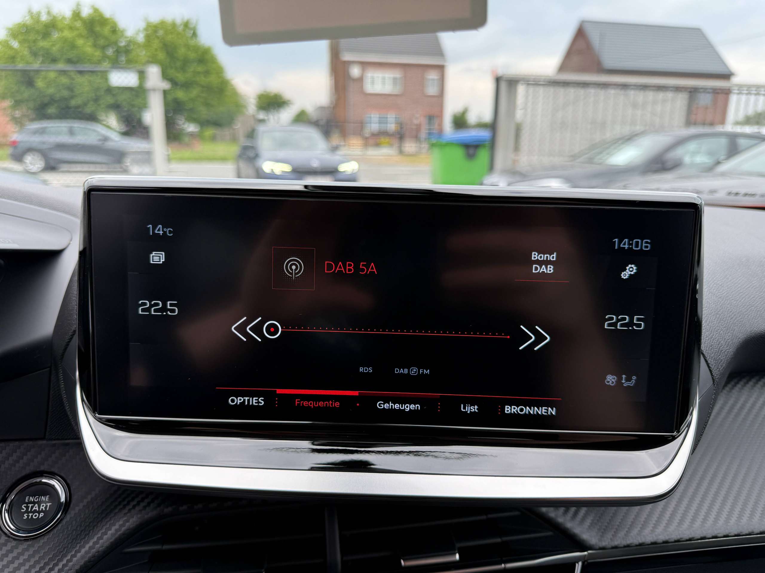 52e8ccf1-0fd1-4a06-8a8d-a48b644202ee23-peugeot-2008-1-2i-full-led-camera-leder-navigatie-virtual-carplay.jpg