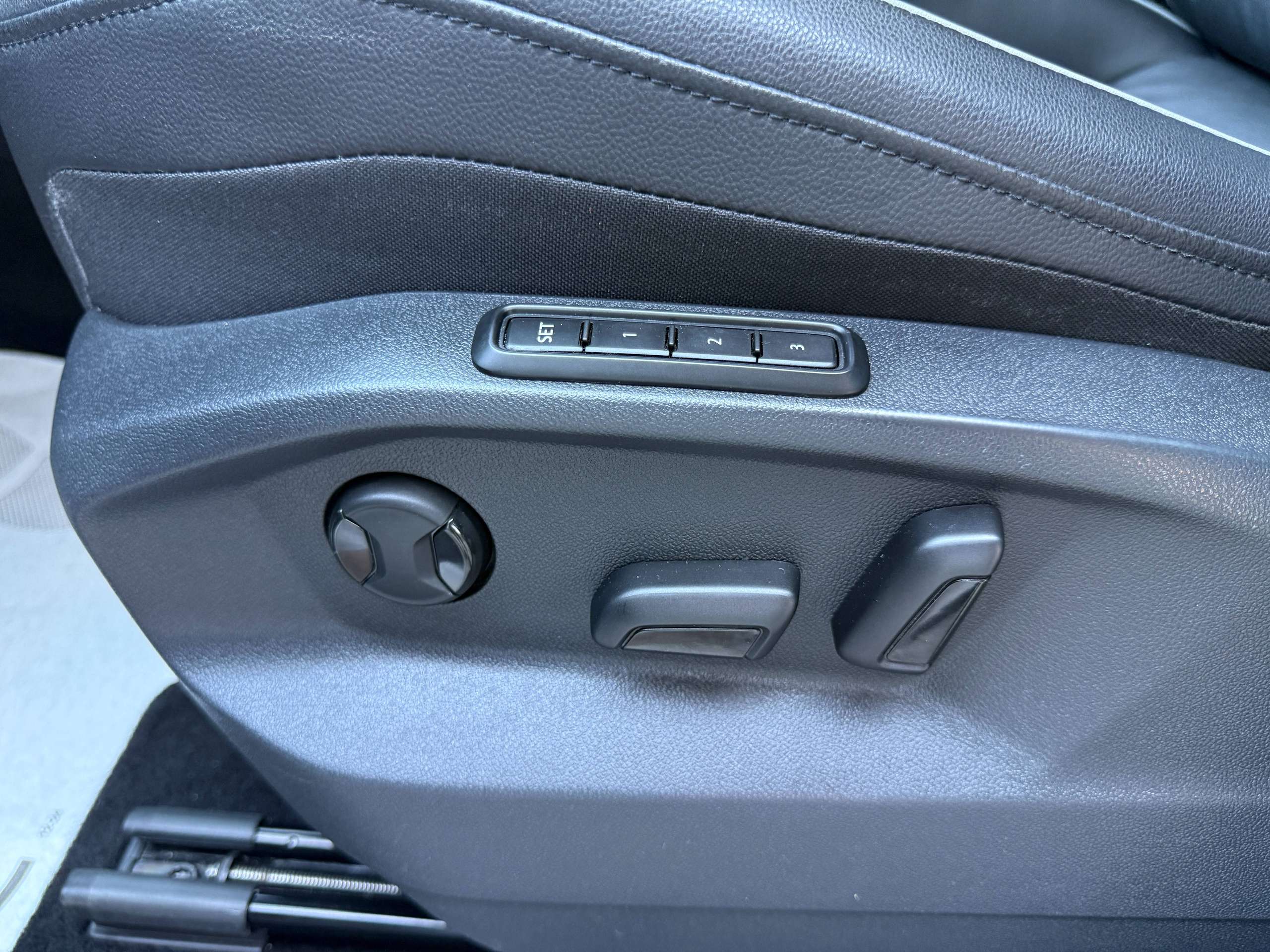 564f47de-299f-48ef-8c06-172e04f8db7418-volkswagen-tiguan-1-4i-e-hybrid-automaat-navigatie-full-led-zwart-leder-360-camera-carplay.jpg