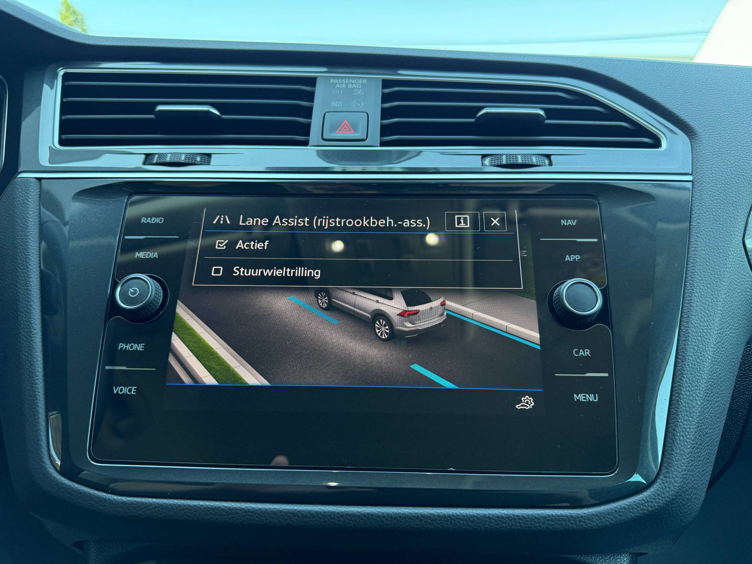 564f47de-299f-48ef-8c06-172e04f8db7430-volkswagen-tiguan-1-4i-e-hybrid-automaat-navigatie-full-led-zwart-leder-360-camera-carplay.jpg