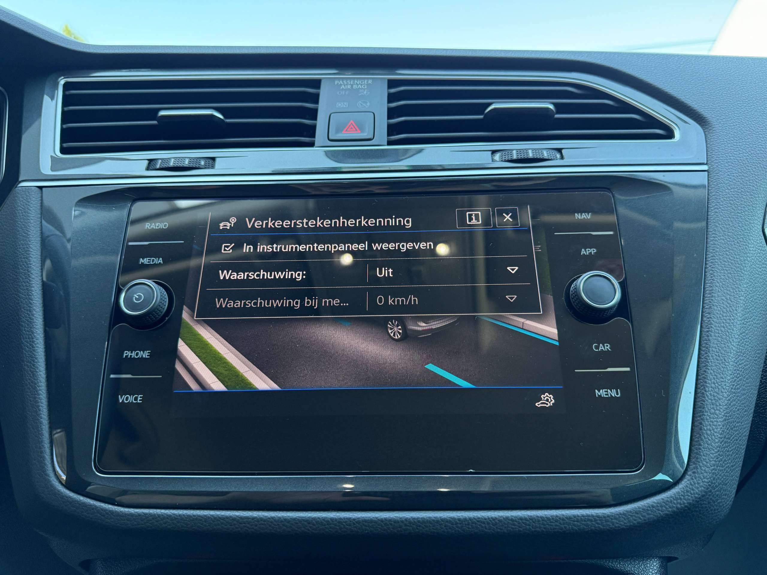 564f47de-299f-48ef-8c06-172e04f8db7433-volkswagen-tiguan-1-4i-e-hybrid-automaat-navigatie-full-led-zwart-leder-360-camera-carplay.jpg
