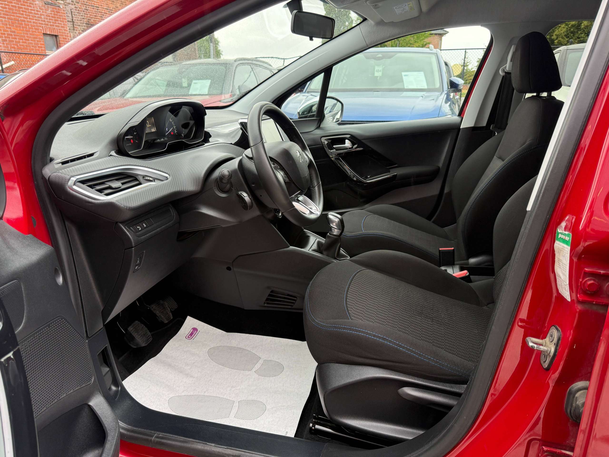 57eb5c81-d206-4366-8a10-c29a1b063f2012-peugeot-208-1-2i-5-deurs-navigatie-carplay-led-parkeersensoren-airco-alu-bluetooth.jpg