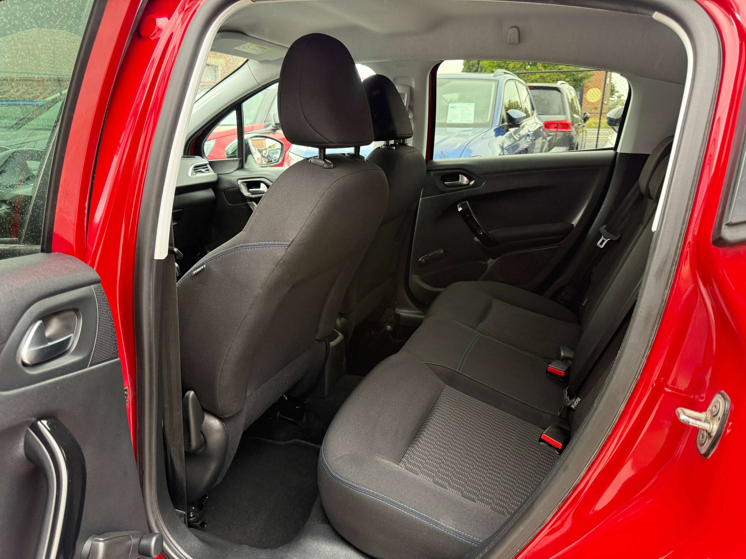 57eb5c81-d206-4366-8a10-c29a1b063f2014-peugeot-208-1-2i-5-deurs-navigatie-carplay-led-parkeersensoren-airco-alu-bluetooth.jpg