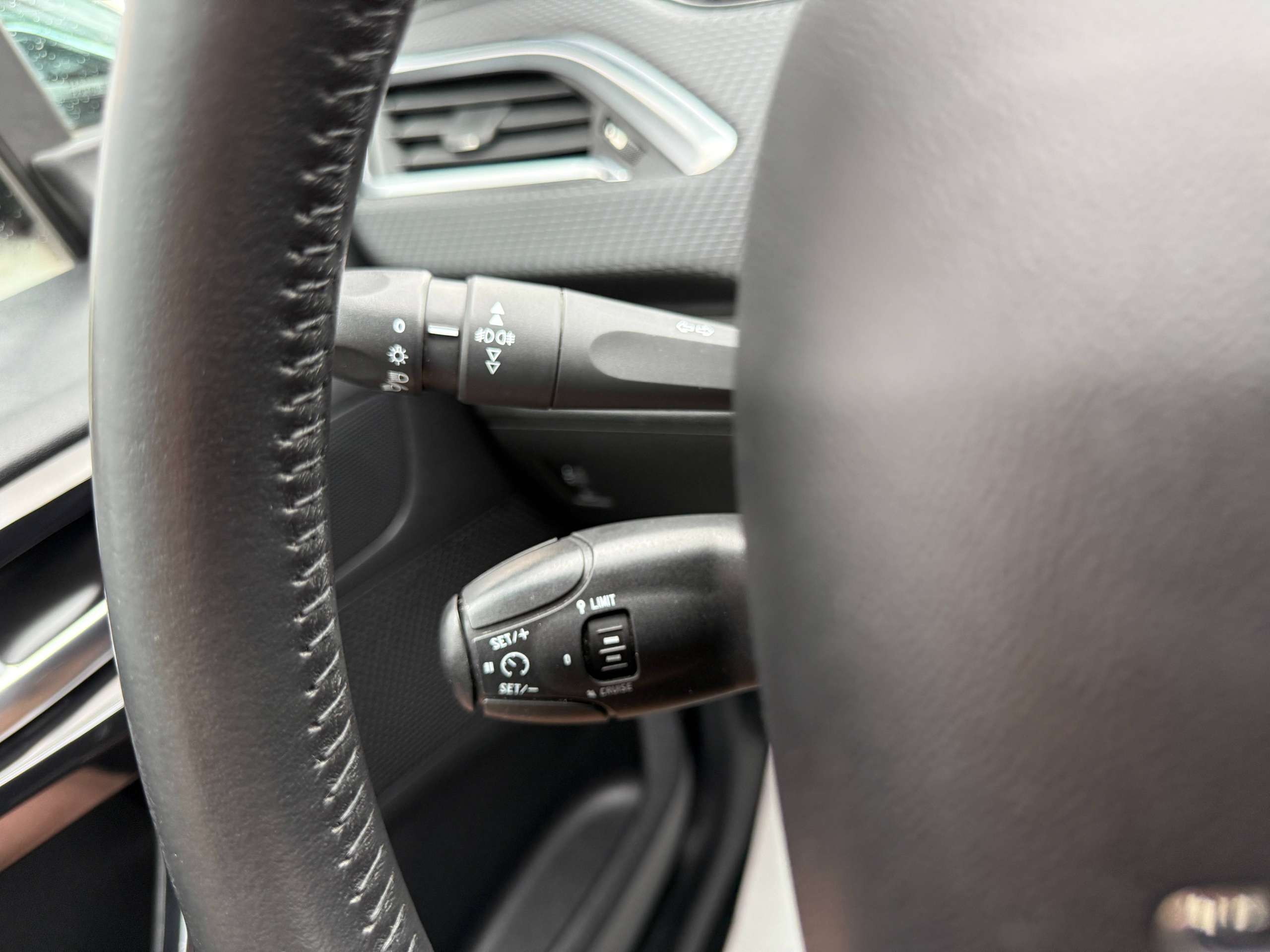 57eb5c81-d206-4366-8a10-c29a1b063f2017-peugeot-208-1-2i-5-deurs-navigatie-carplay-led-parkeersensoren-airco-alu-bluetooth.jpg