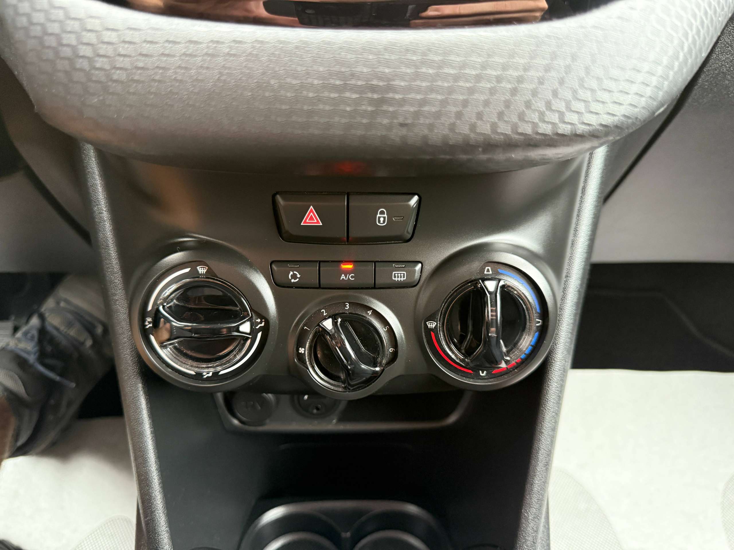 57eb5c81-d206-4366-8a10-c29a1b063f2019-peugeot-208-1-2i-5-deurs-navigatie-carplay-led-parkeersensoren-airco-alu-bluetooth.jpg