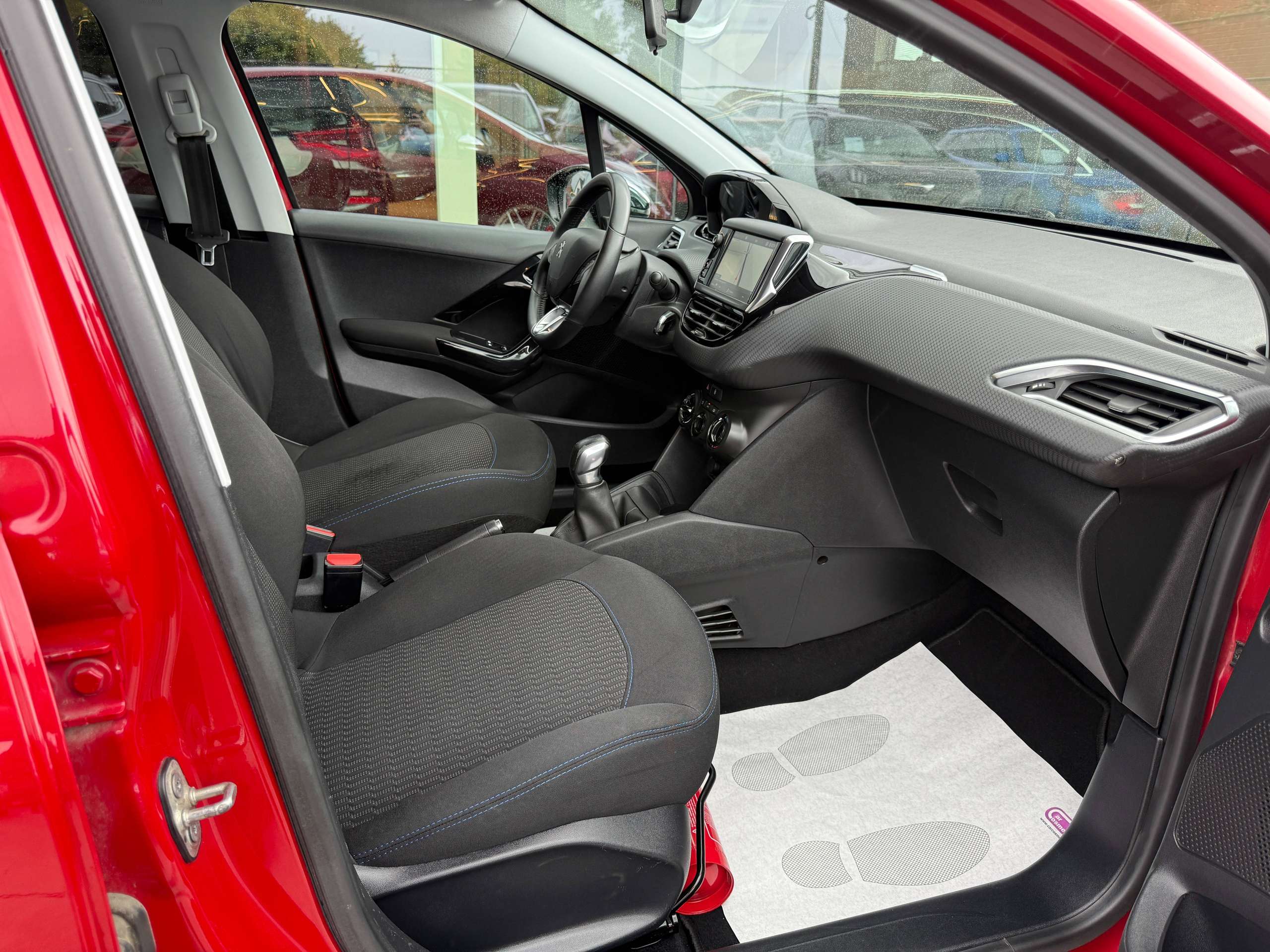 57eb5c81-d206-4366-8a10-c29a1b063f2024-peugeot-208-1-2i-5-deurs-navigatie-carplay-led-parkeersensoren-airco-alu-bluetooth.jpg