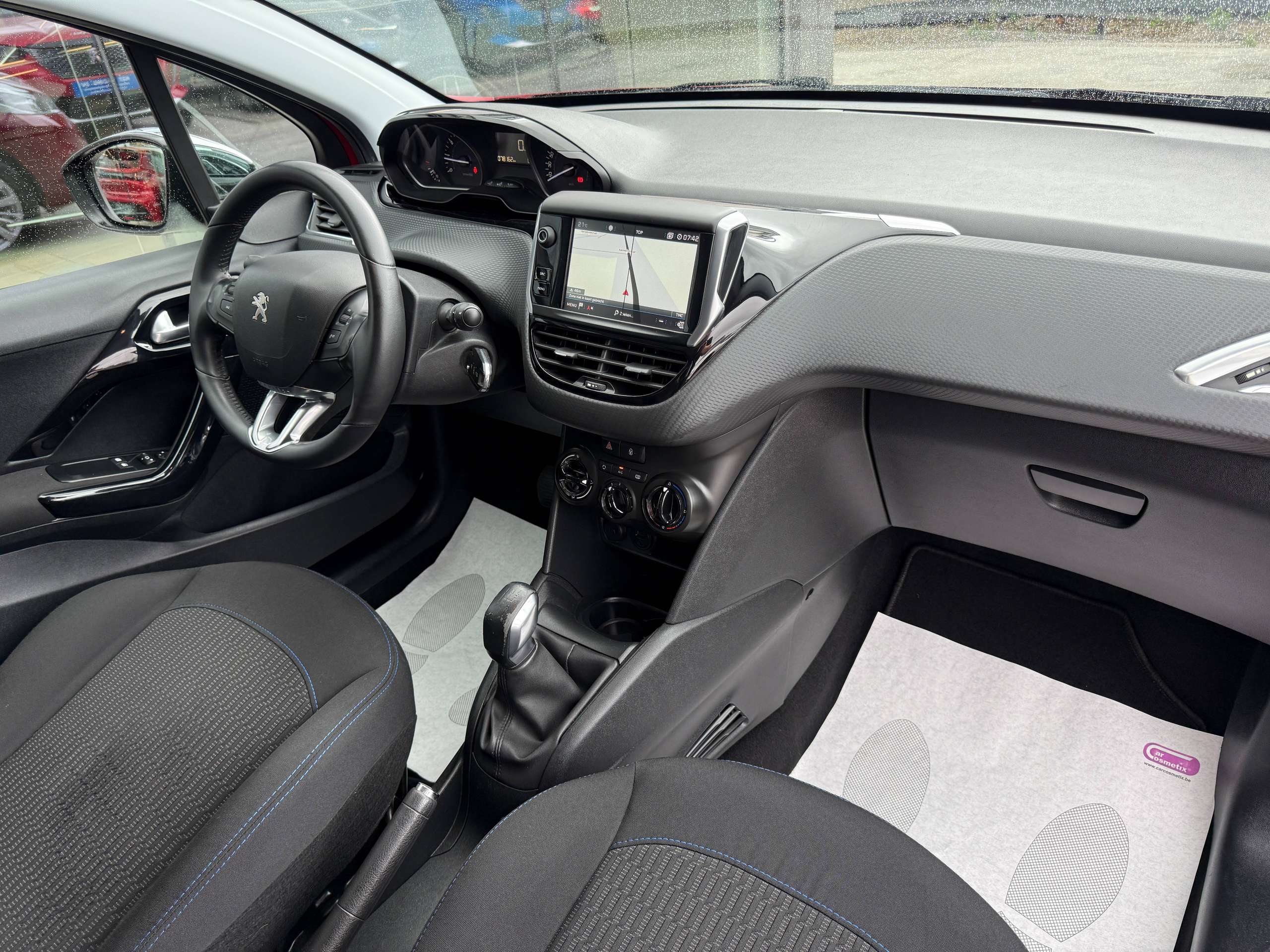 57eb5c81-d206-4366-8a10-c29a1b063f2025-peugeot-208-1-2i-5-deurs-navigatie-carplay-led-parkeersensoren-airco-alu-bluetooth.jpg