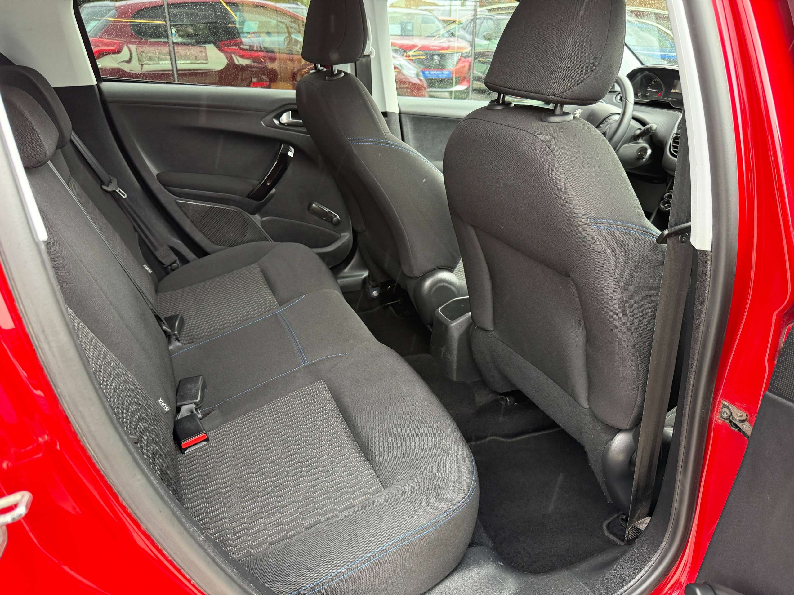 57eb5c81-d206-4366-8a10-c29a1b063f2026-peugeot-208-1-2i-5-deurs-navigatie-carplay-led-parkeersensoren-airco-alu-bluetooth.jpg
